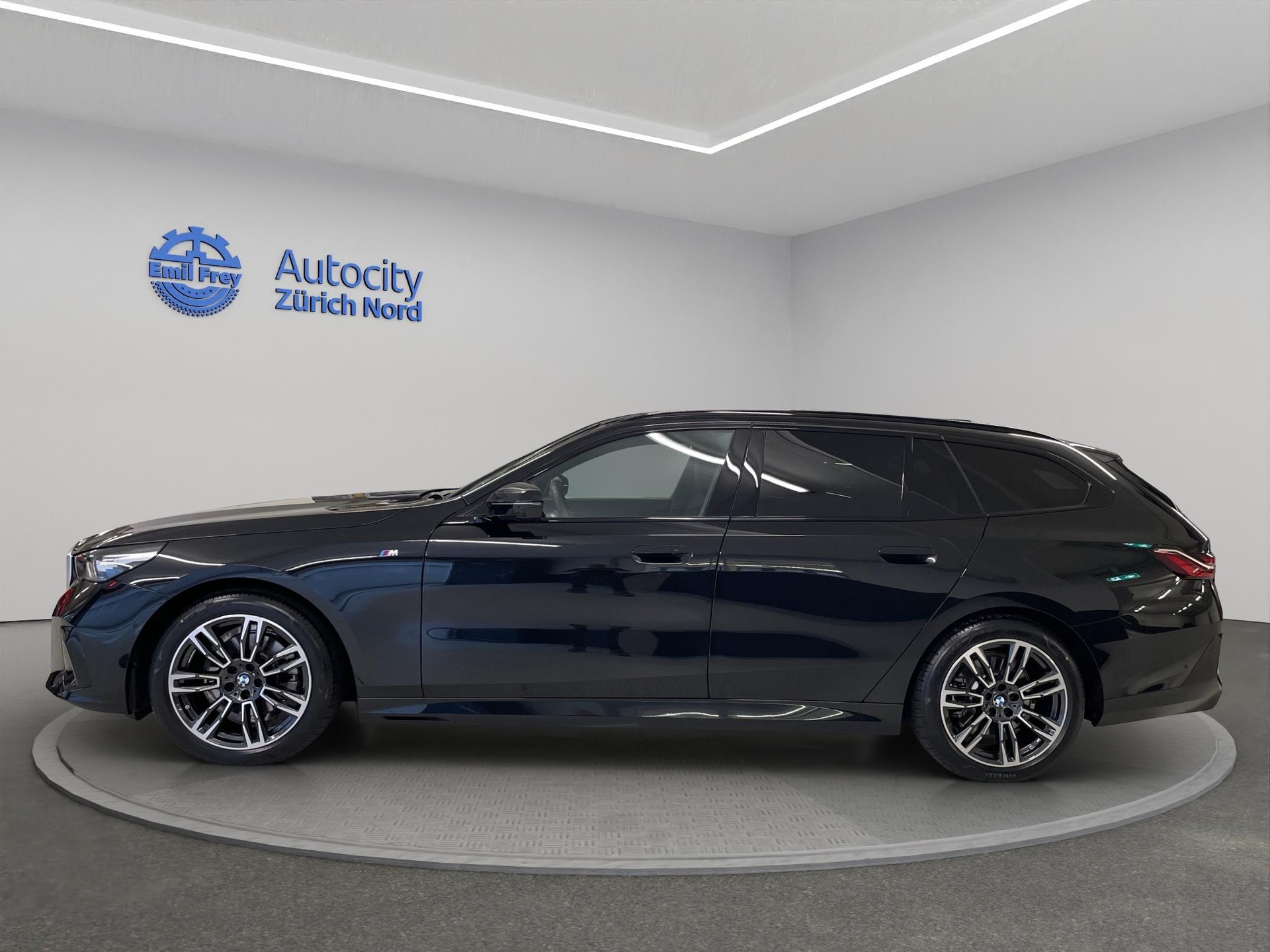 BMW 520d xDrive 48V Touring-image-4