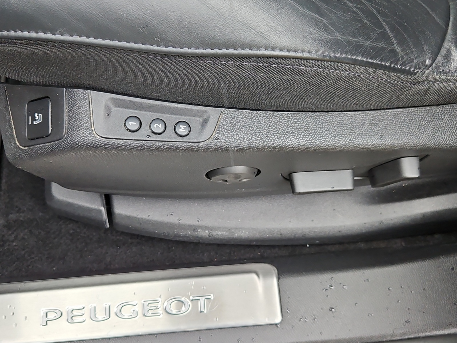 PEUGEOT 3008 1.2 PureTech GT Pack EAT8-image-17