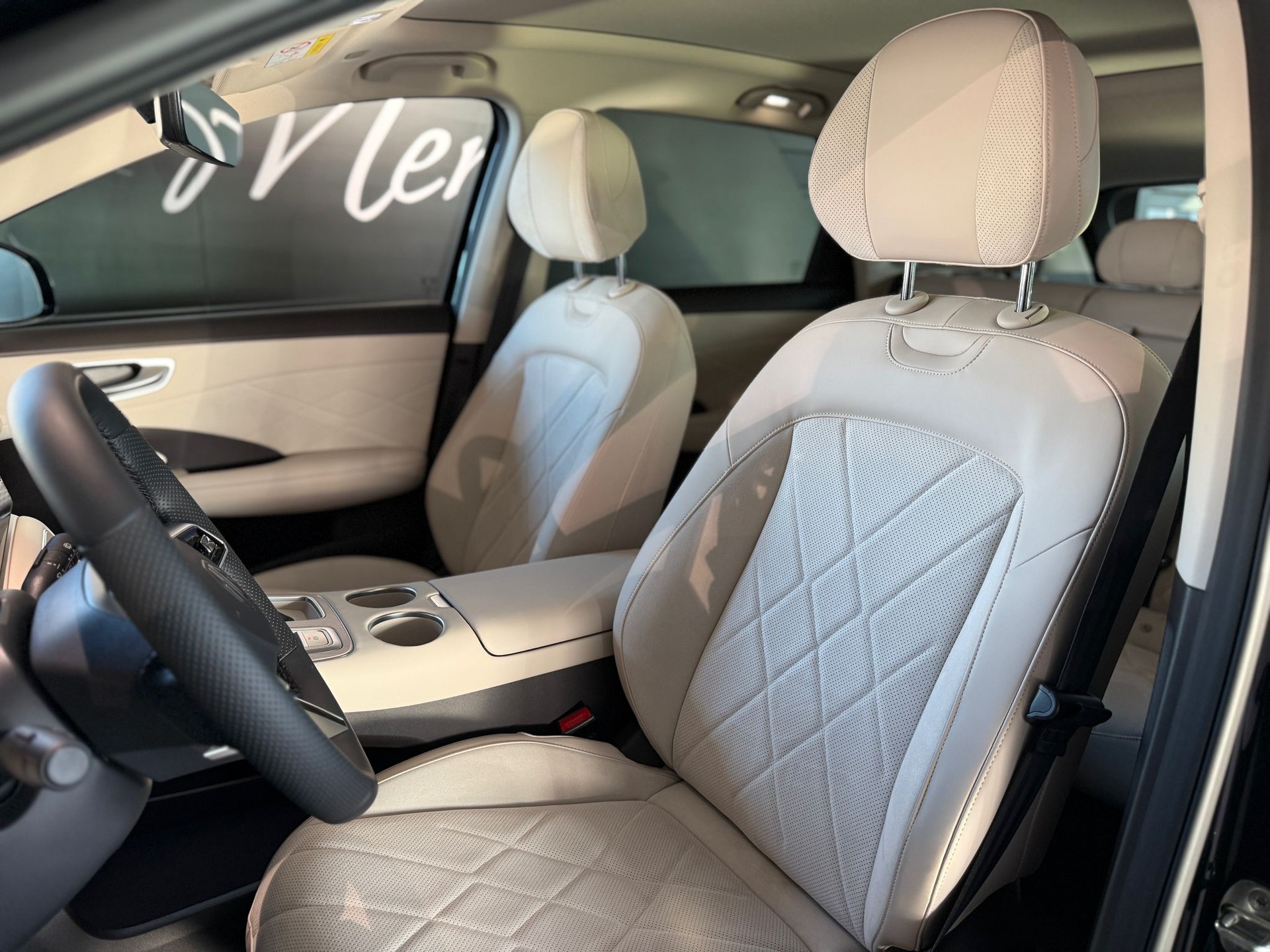 MG S6 EV 77kWh Luxury AWD-showroom-element-3