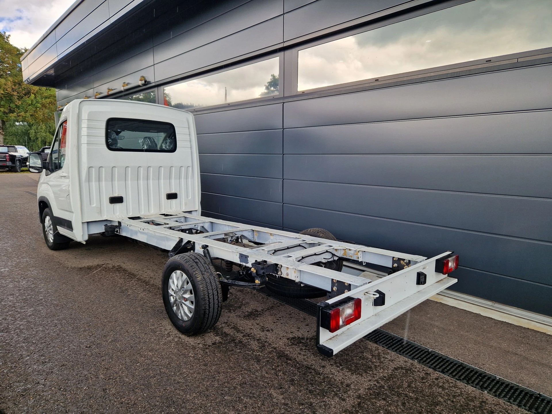 MAXUS Deliver 9 2.0D L4 RWD Luxury-showroom-element-2