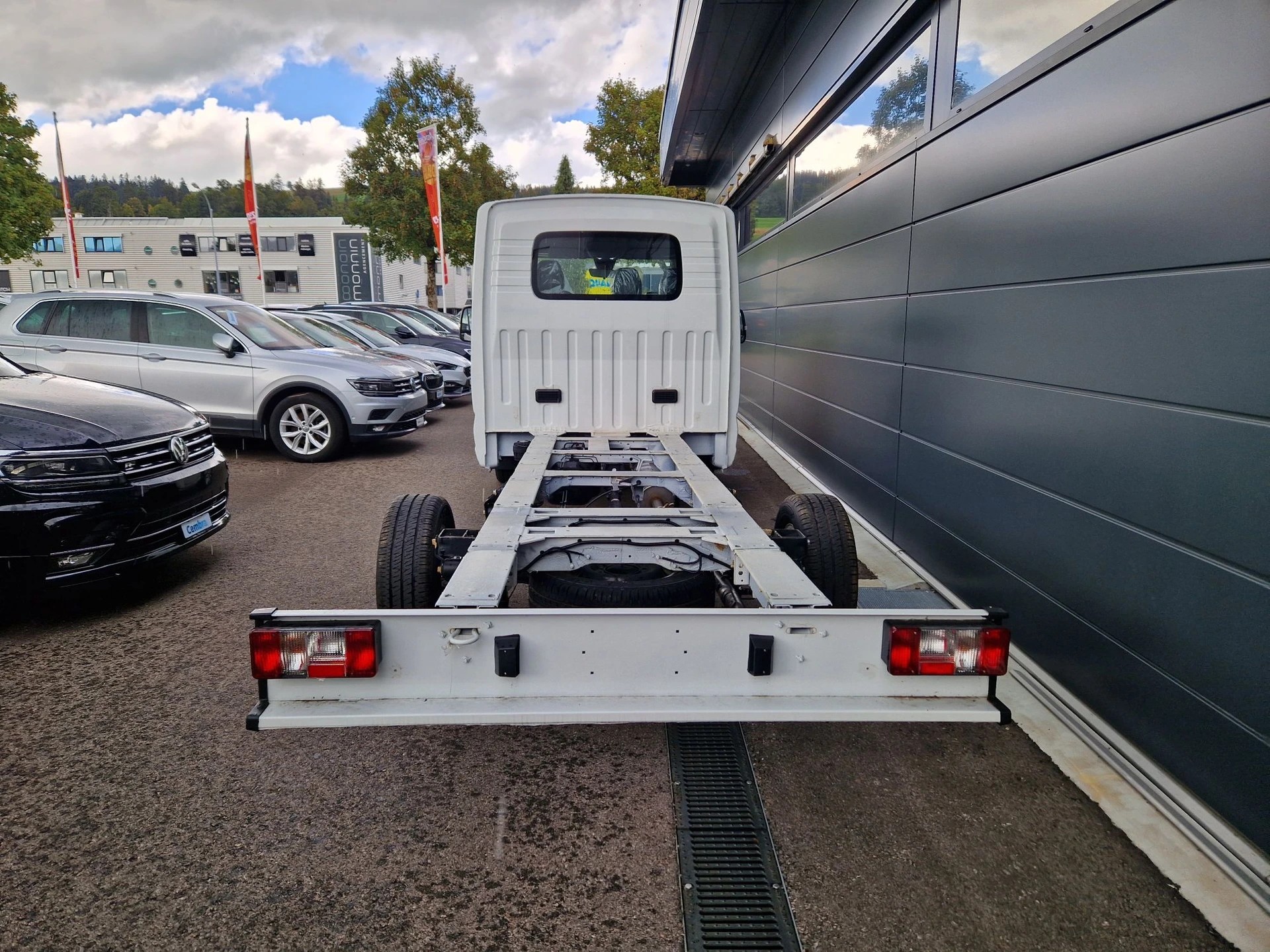 MAXUS Deliver 9 2.0D L4 RWD Luxury-showroom-element-3