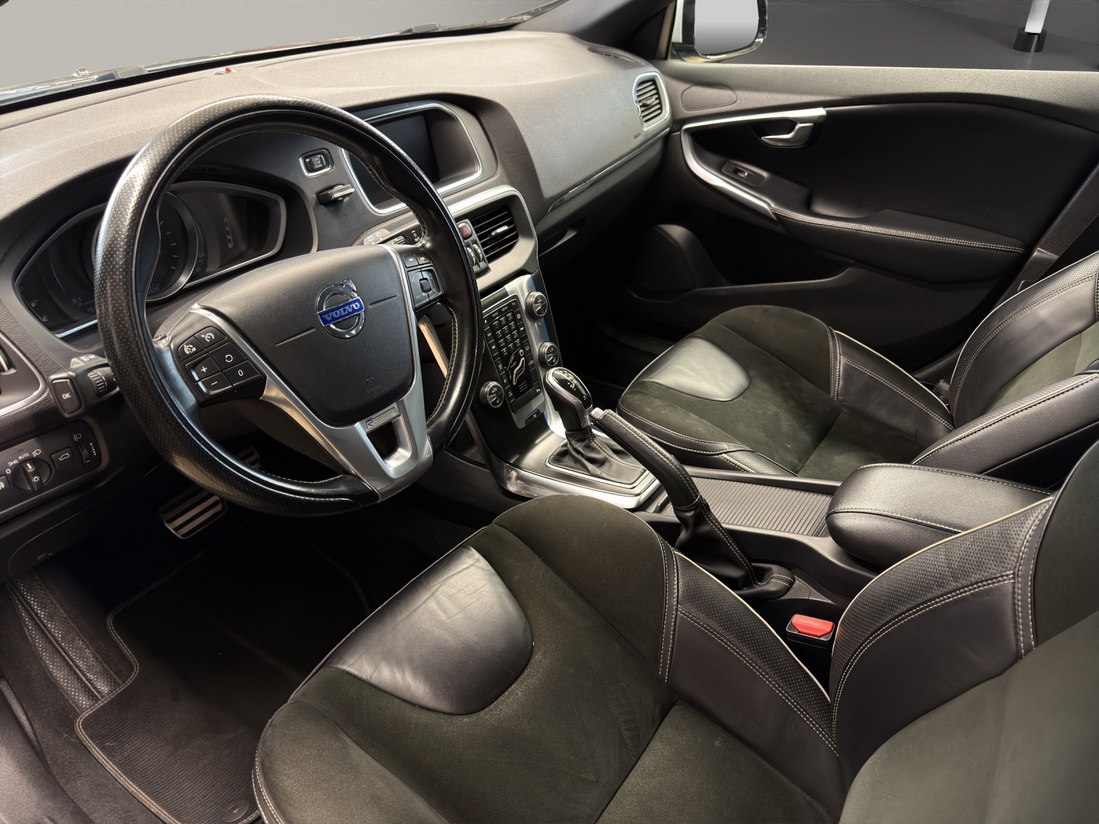 VOLVO V40 T4 Momentum Powershift R-Design-image-10