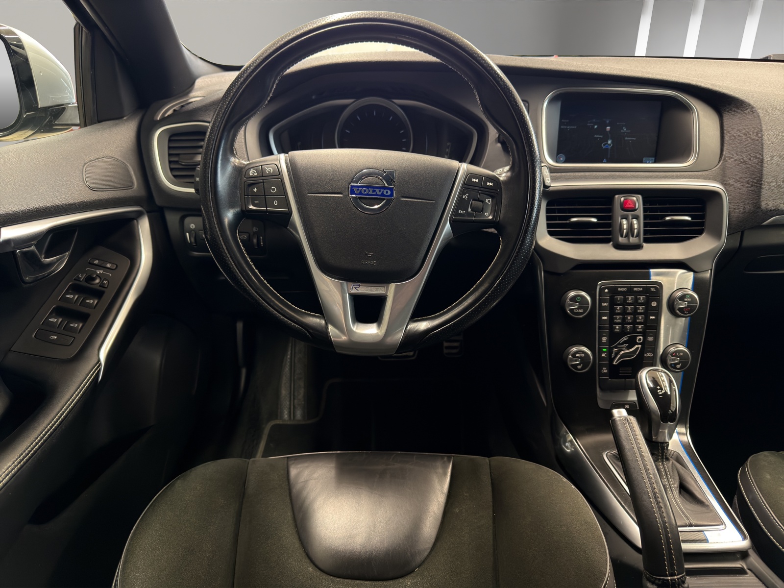 VOLVO V40 T4 Momentum Powershift R-Design-image-11