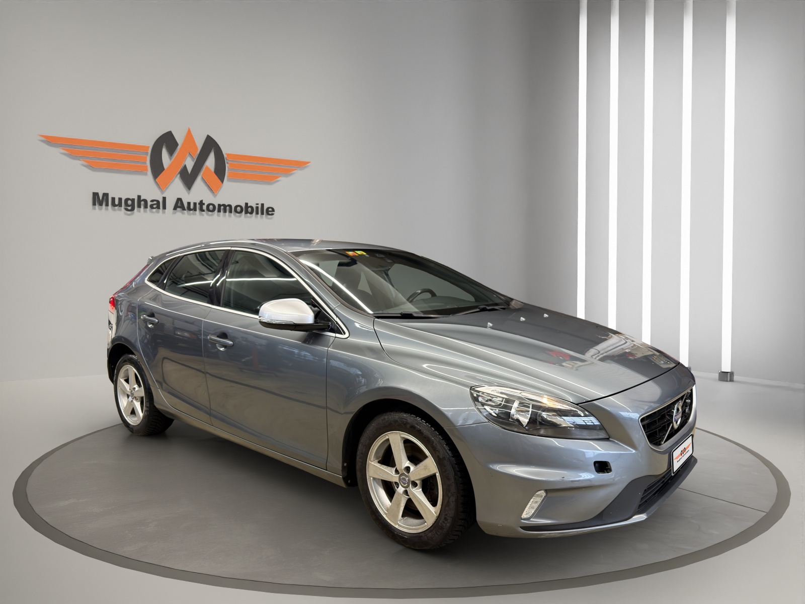 VOLVO V40 T4 Momentum Powershift R-Design-image-2