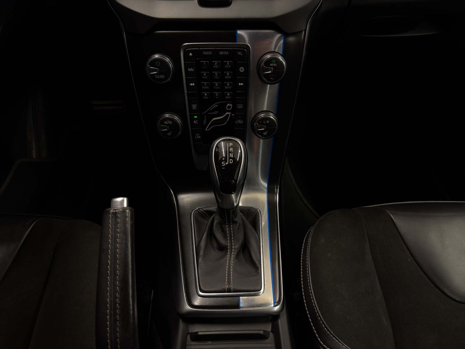 VOLVO V40 T4 Momentum Powershift R-Design-image-12