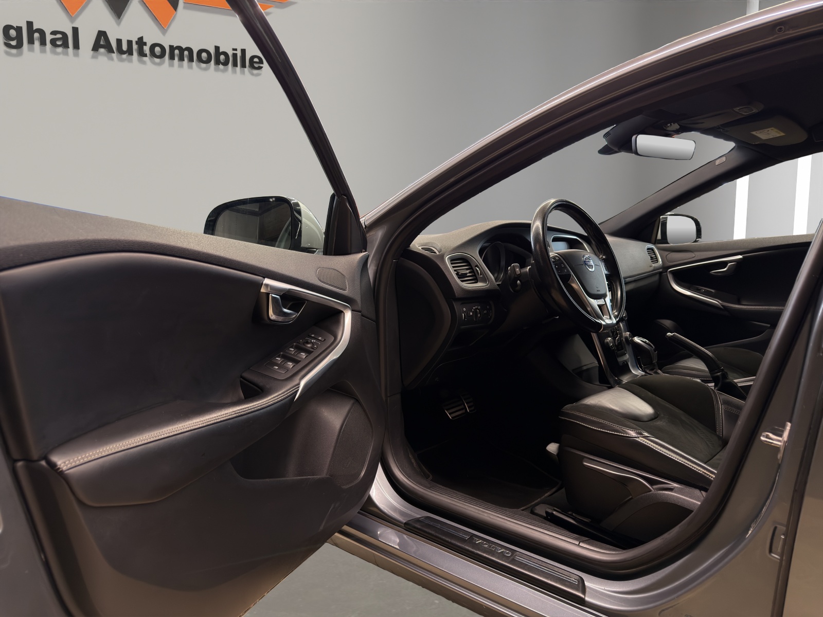 VOLVO V40 T4 Momentum Powershift R-Design-image-8