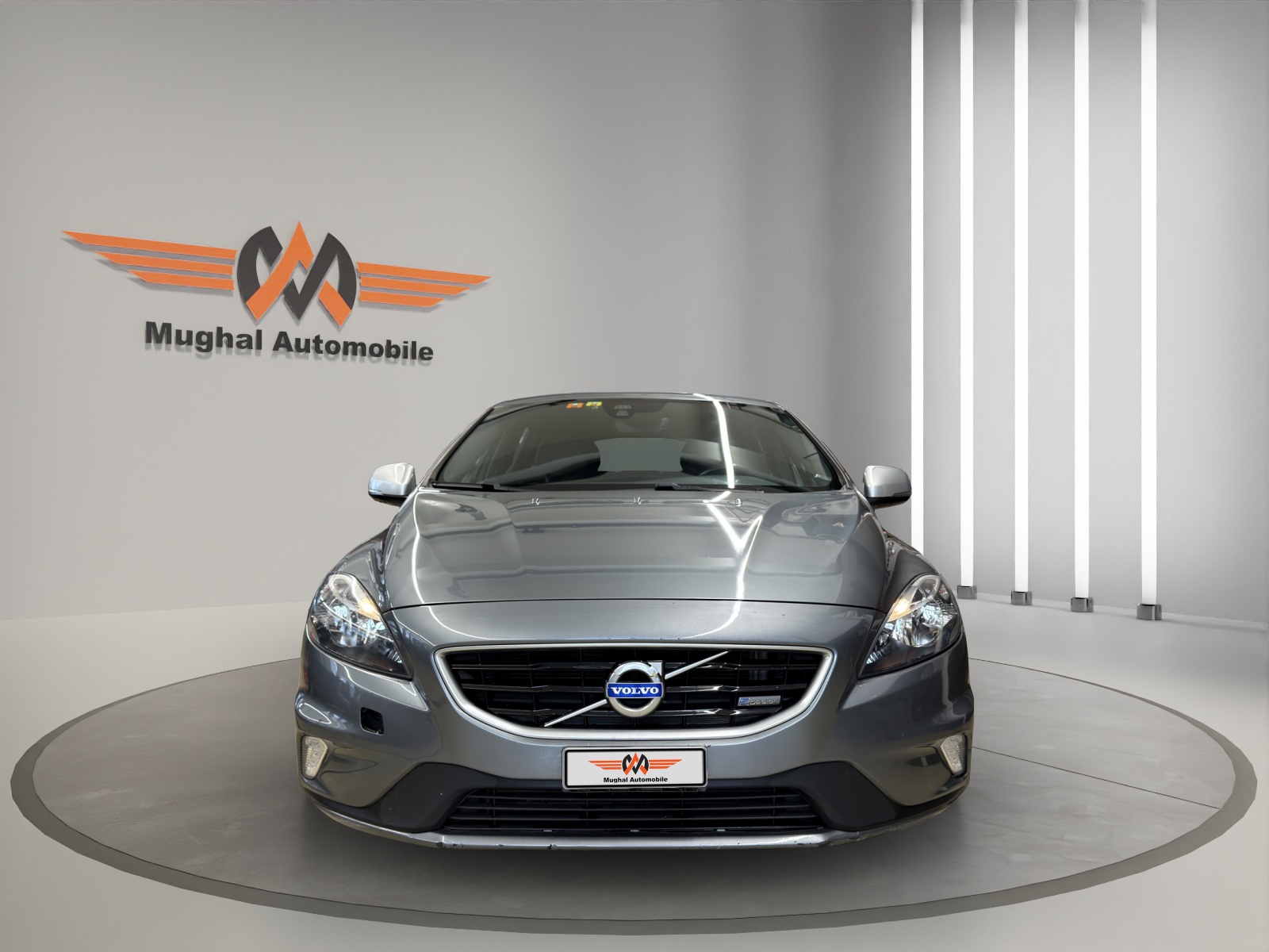 VOLVO V40 T4 Momentum Powershift R-Design-image-1