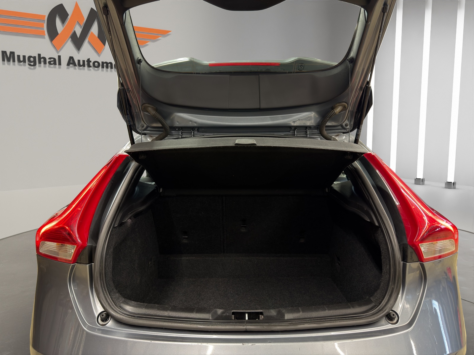 VOLVO V40 T4 Momentum Powershift R-Design-image-15
