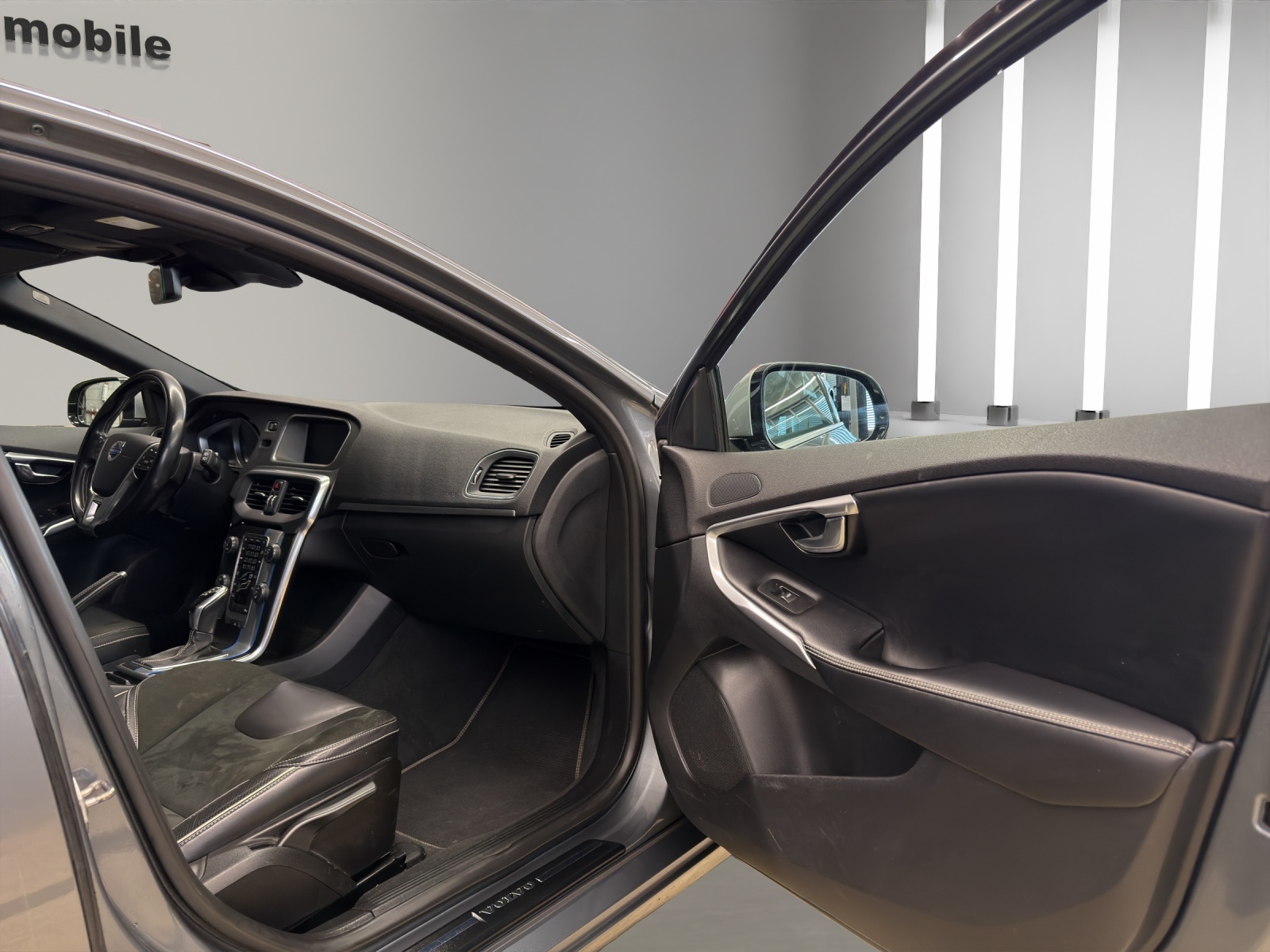 VOLVO V40 T4 Momentum Powershift R-Design-image-14