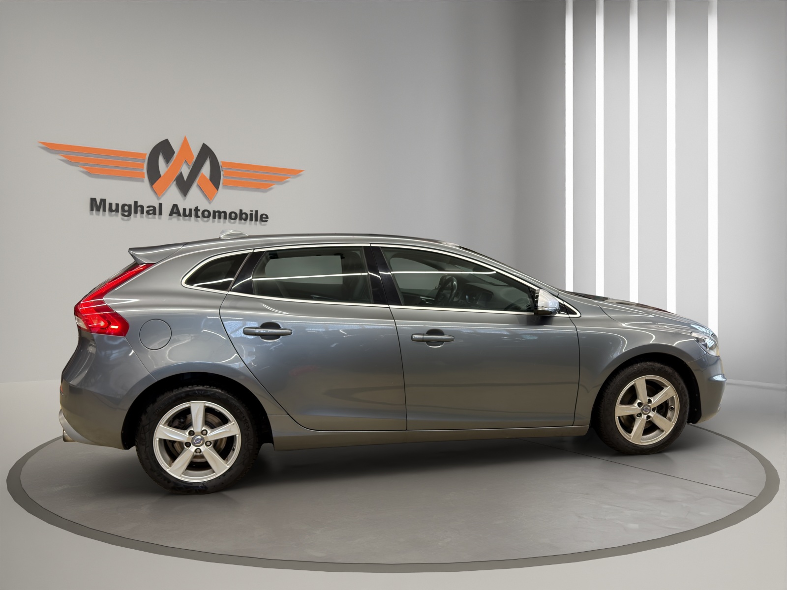 VOLVO V40 T4 Momentum Powershift R-Design-image-3