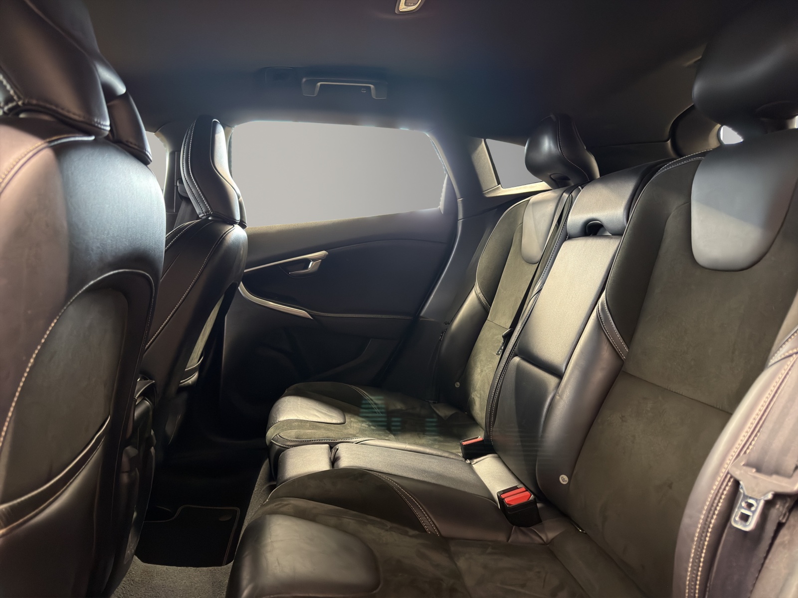 VOLVO V40 T4 Momentum Powershift R-Design-image-13