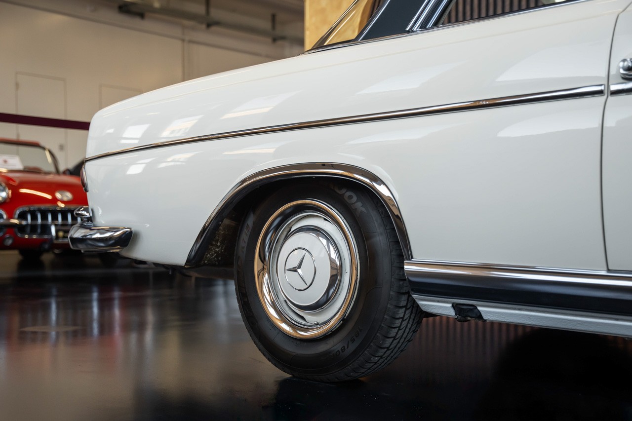 MERCEDES-BENZ 300 SE-image-9
