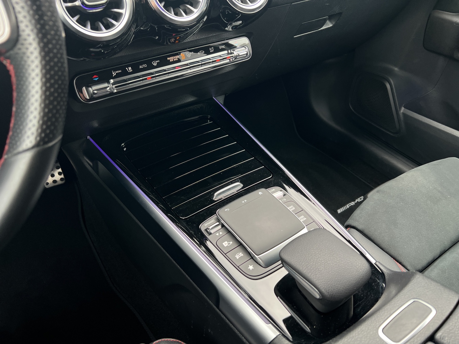 MERCEDES-BENZ GLB 220 d AMG Line 4 MAT.-image-10