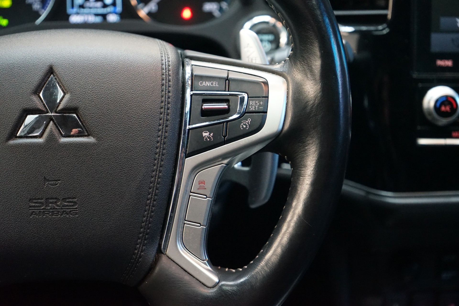 MITSUBISHI Outlander 2.4 PHEV Diamond 4WD Automatic-image-9
