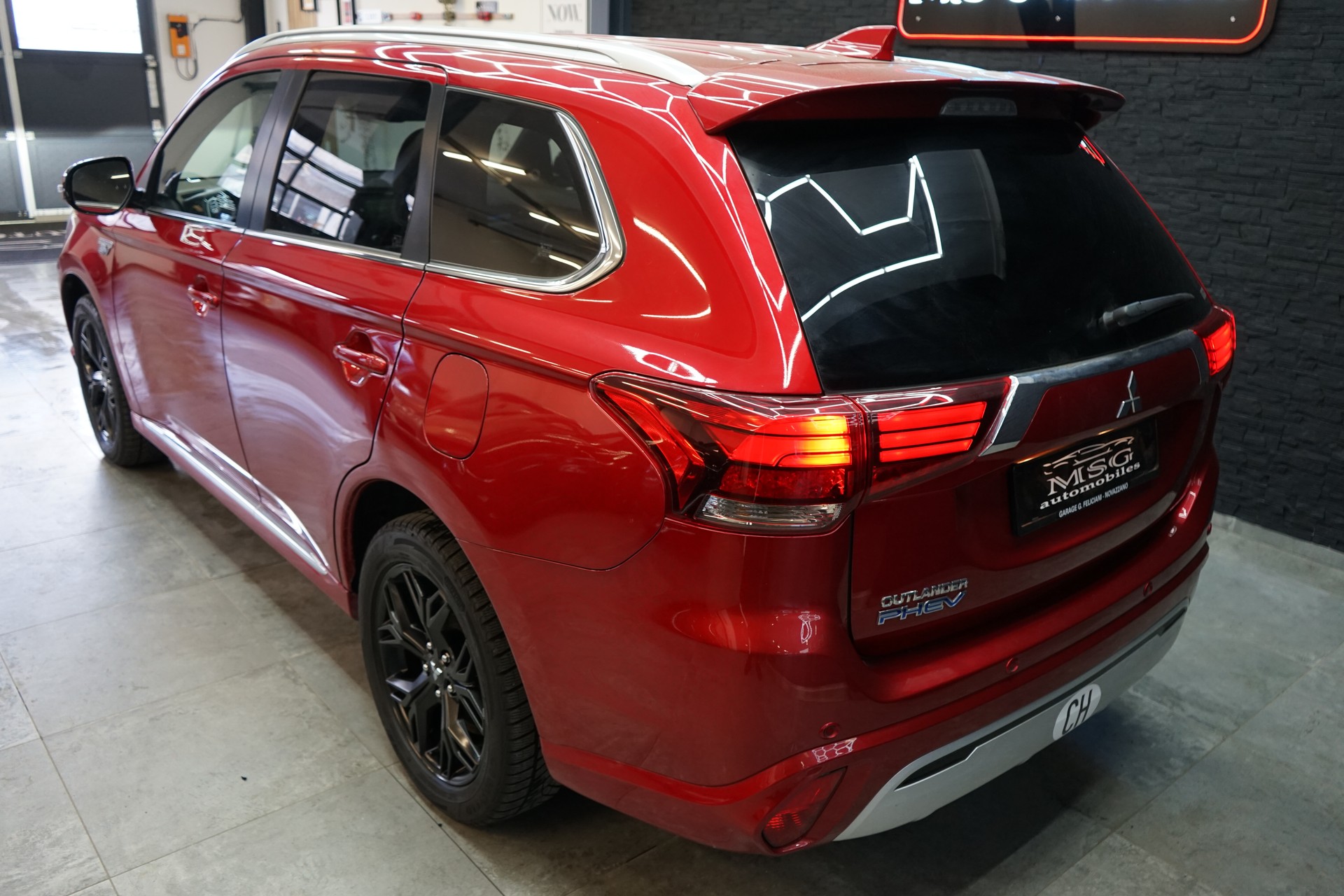 MITSUBISHI Outlander 2.4 PHEV Diamond 4WD Automatic-showroom-element-2