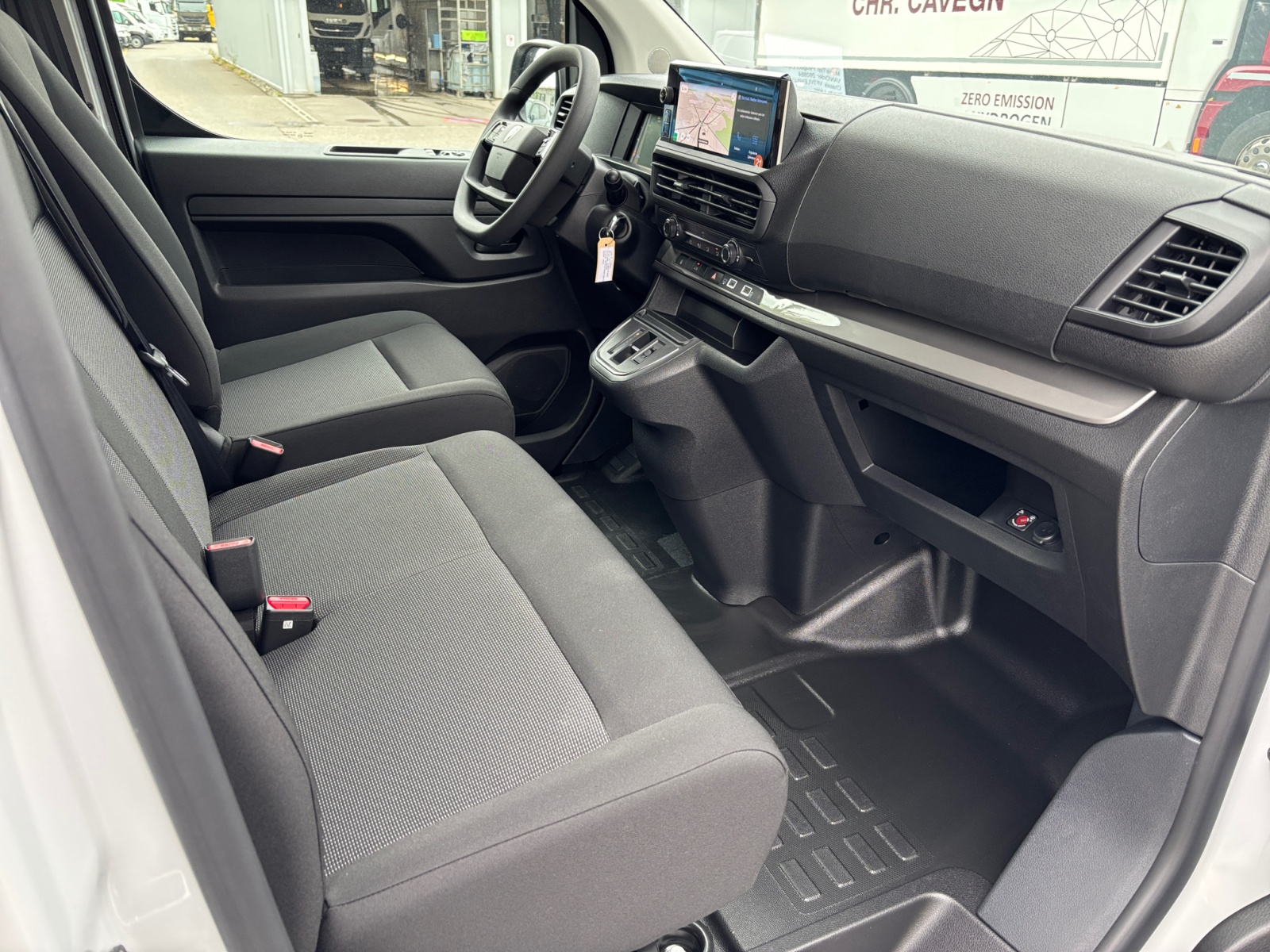 PEUGEOT Expert 2.2 BlueHDi 150 S&S Standard EAT8-image-4