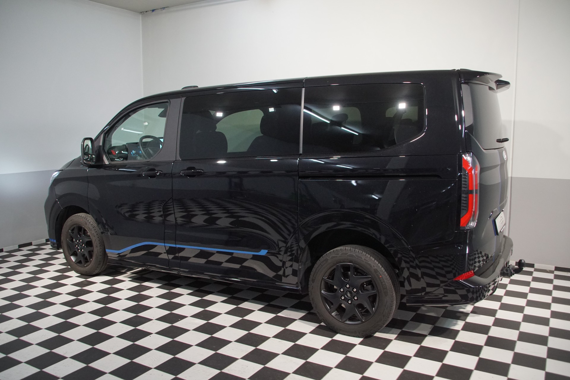 FORD Tourneo Bus 320 L1H1 Sport Automat 4x4-image-6