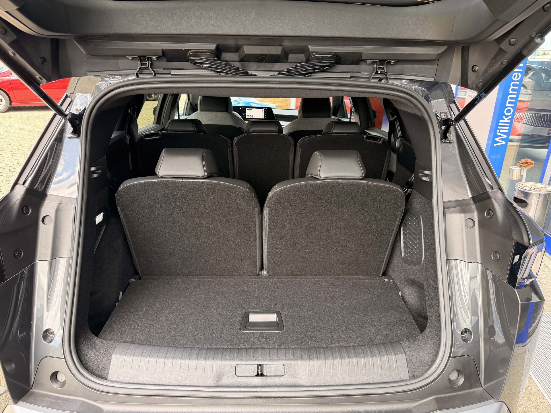 PEUGEOT 5008 e-Allure Premium AWD mit 0.9% Leasing-image-7