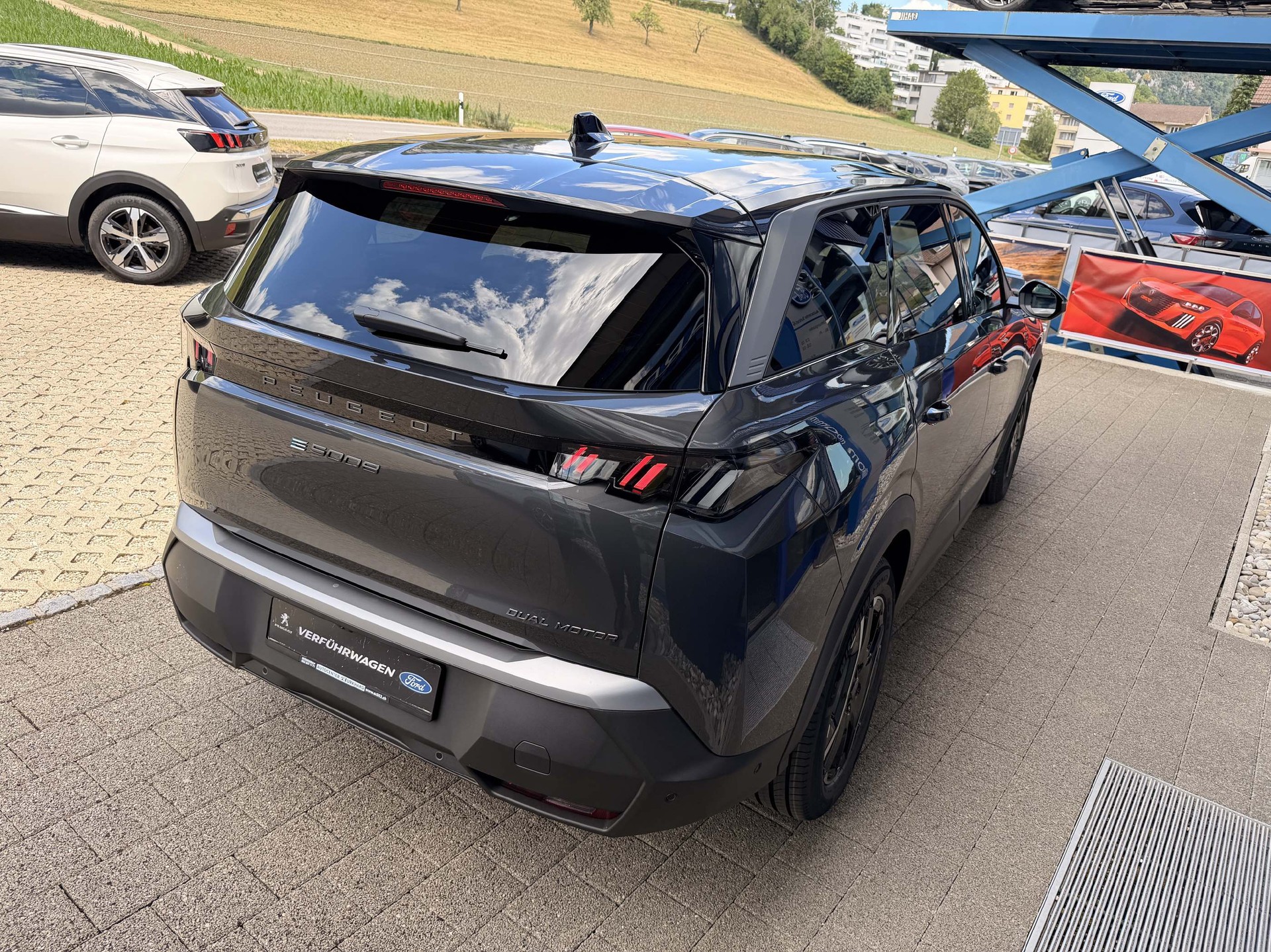 PEUGEOT 5008 e-Allure Premium AWD mit 0.9% Leasing-image-4