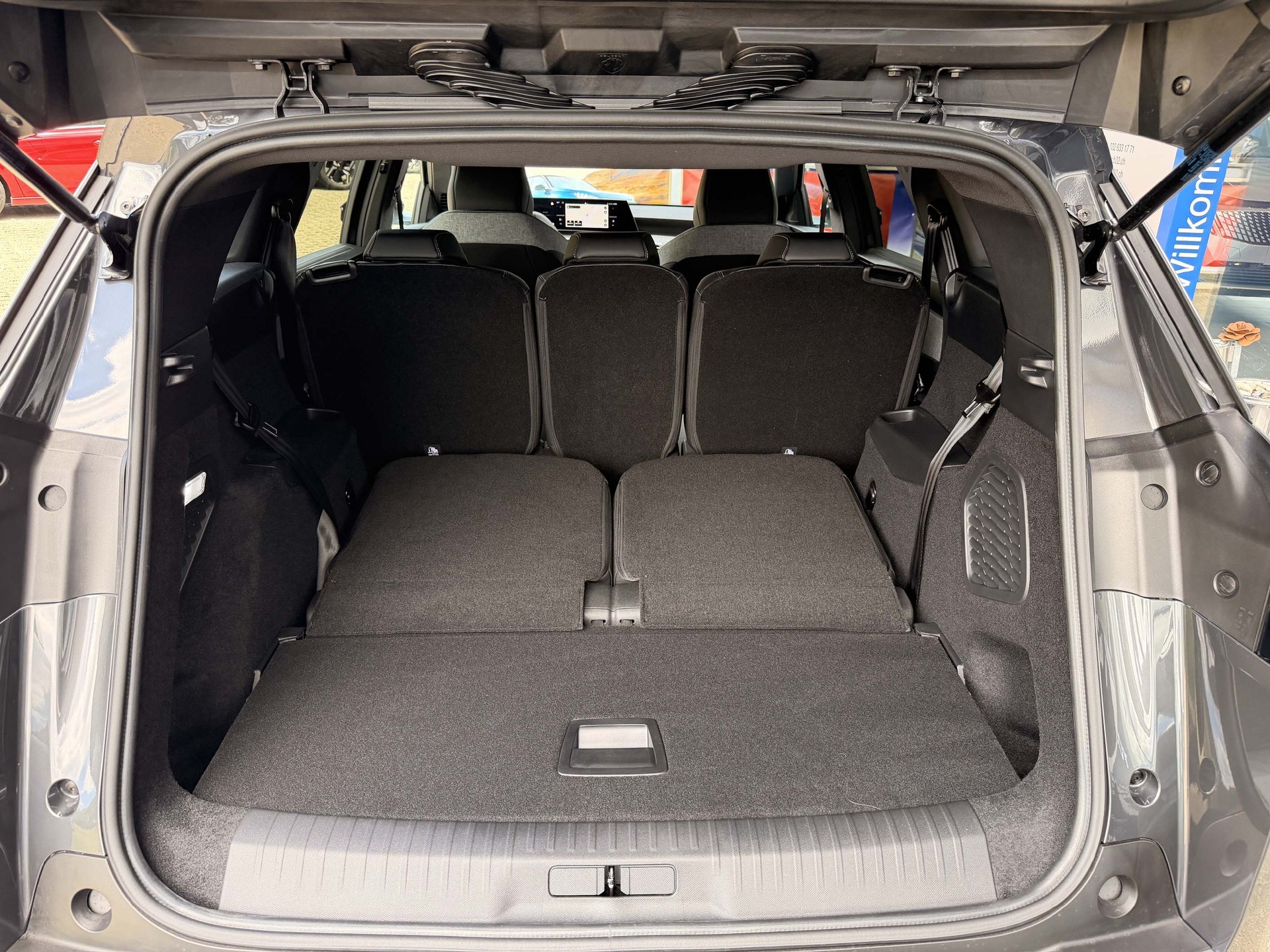 PEUGEOT 5008 e-Allure Premium AWD mit 0.9% Leasing-image-8