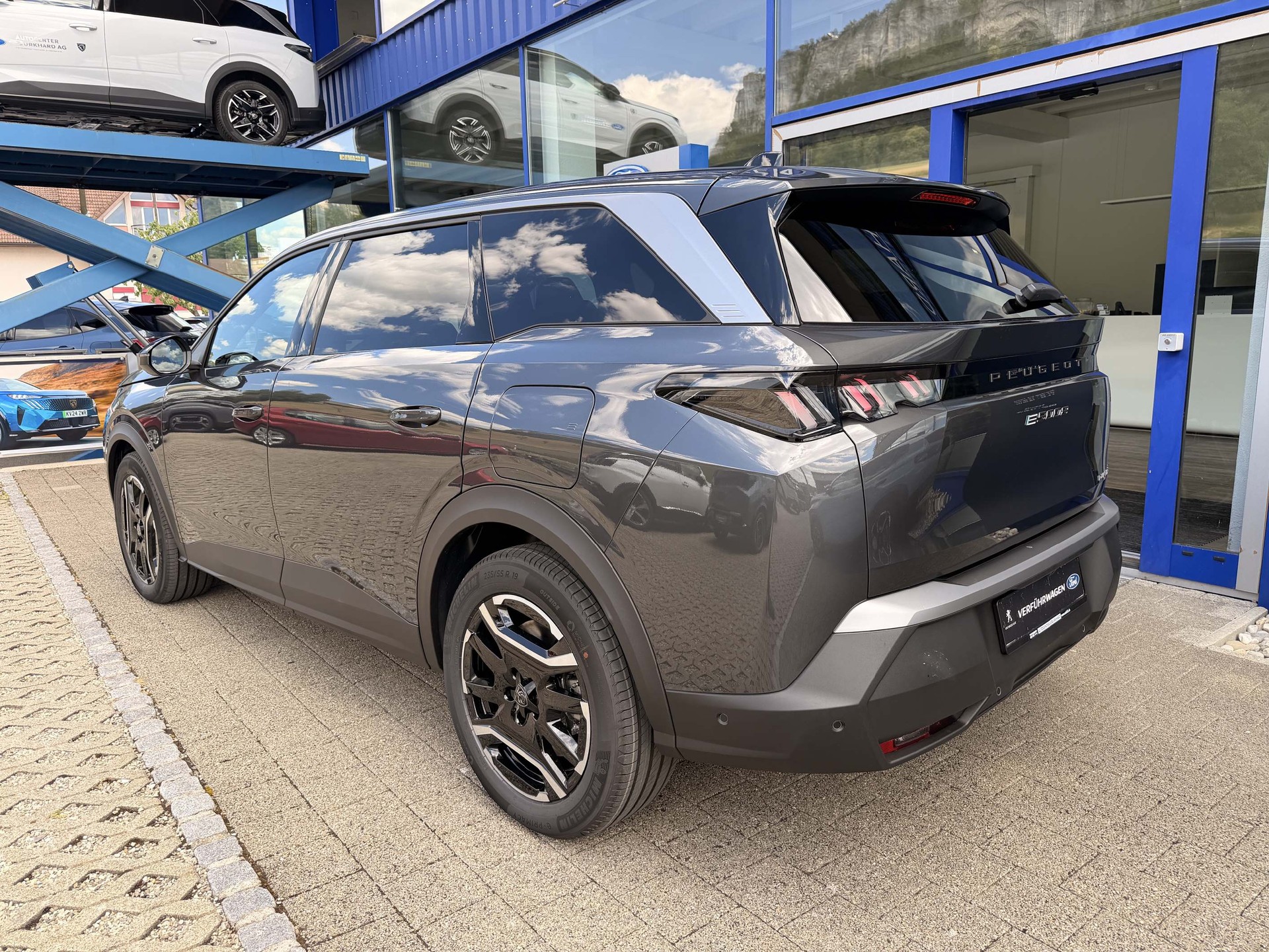PEUGEOT 5008 e-Allure Premium AWD mit 0.9% Leasing-image-6