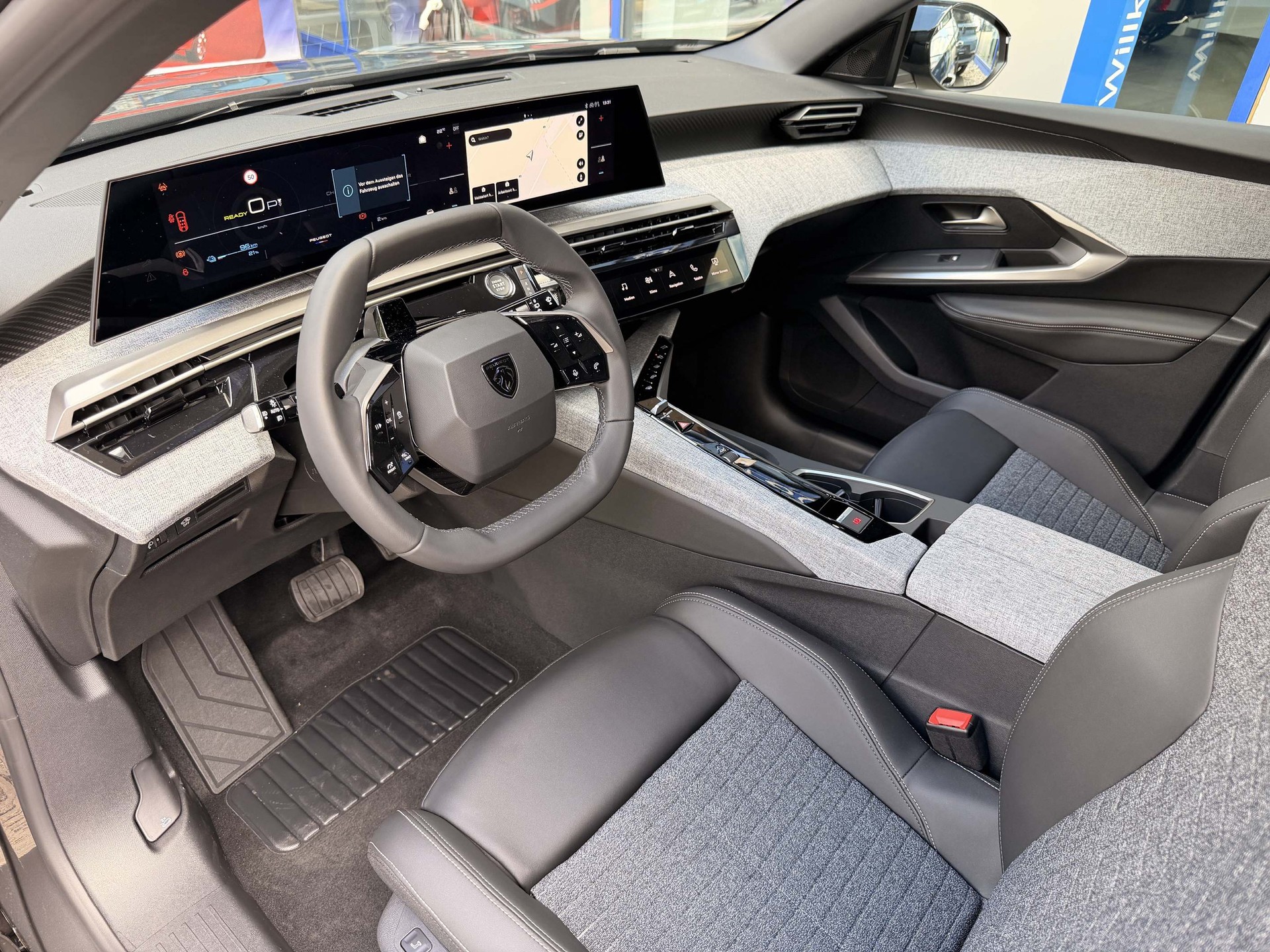 PEUGEOT 5008 e-Allure Premium AWD mit 0.9% Leasing-image-10