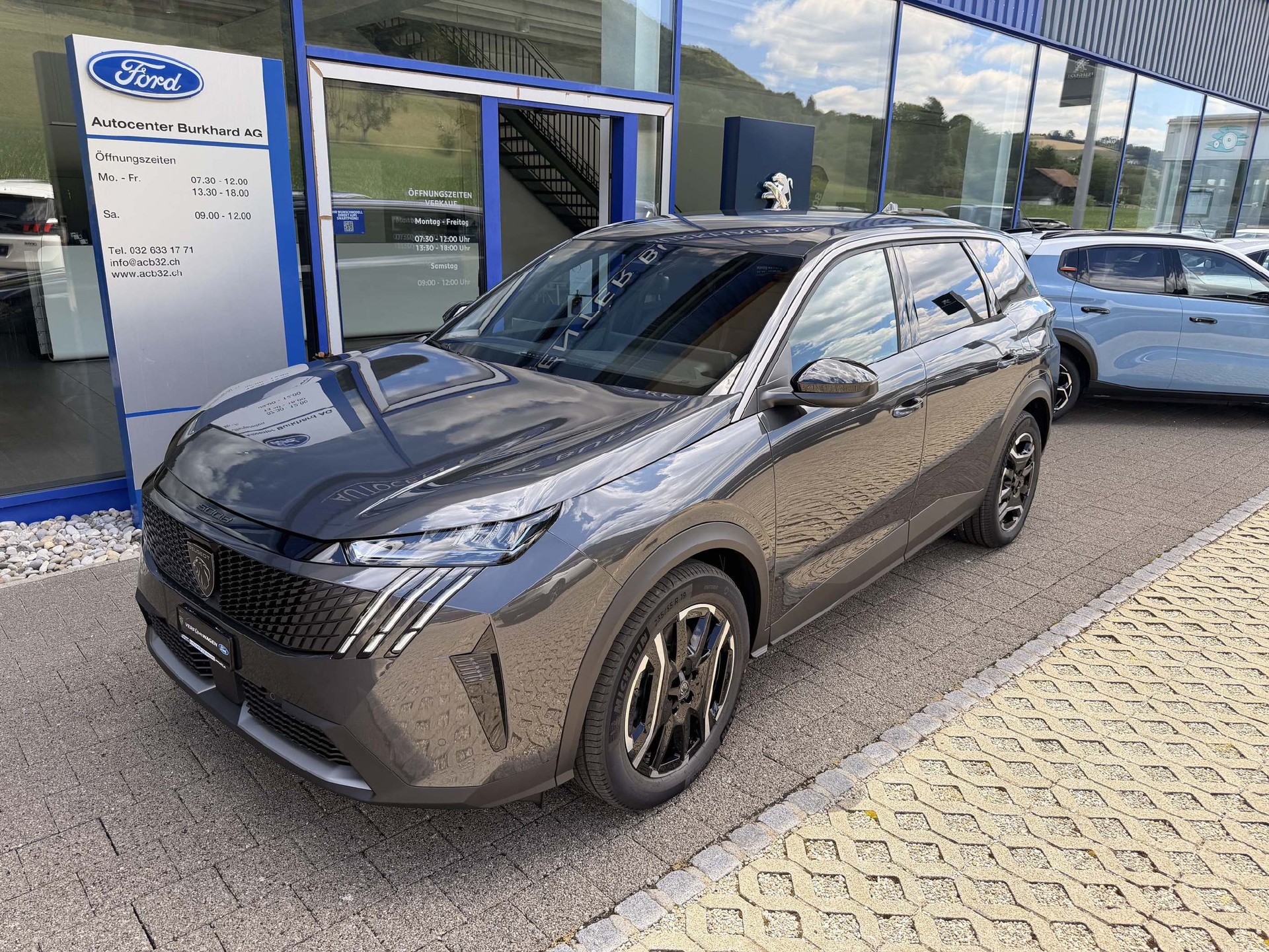 PEUGEOT 5008 e-Allure Premium AWD mit 0.9% Leasing-showroom-element-1