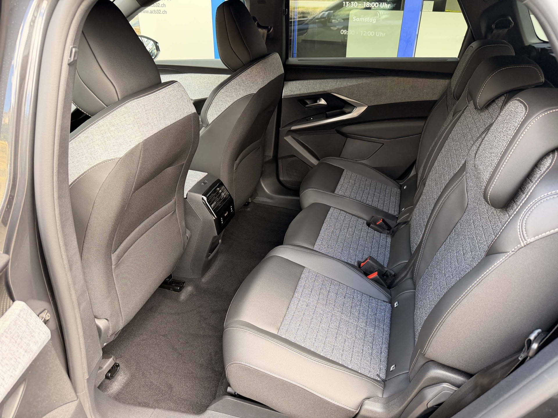 PEUGEOT 5008 e-Allure Premium AWD mit 0.9% Leasing-image-9