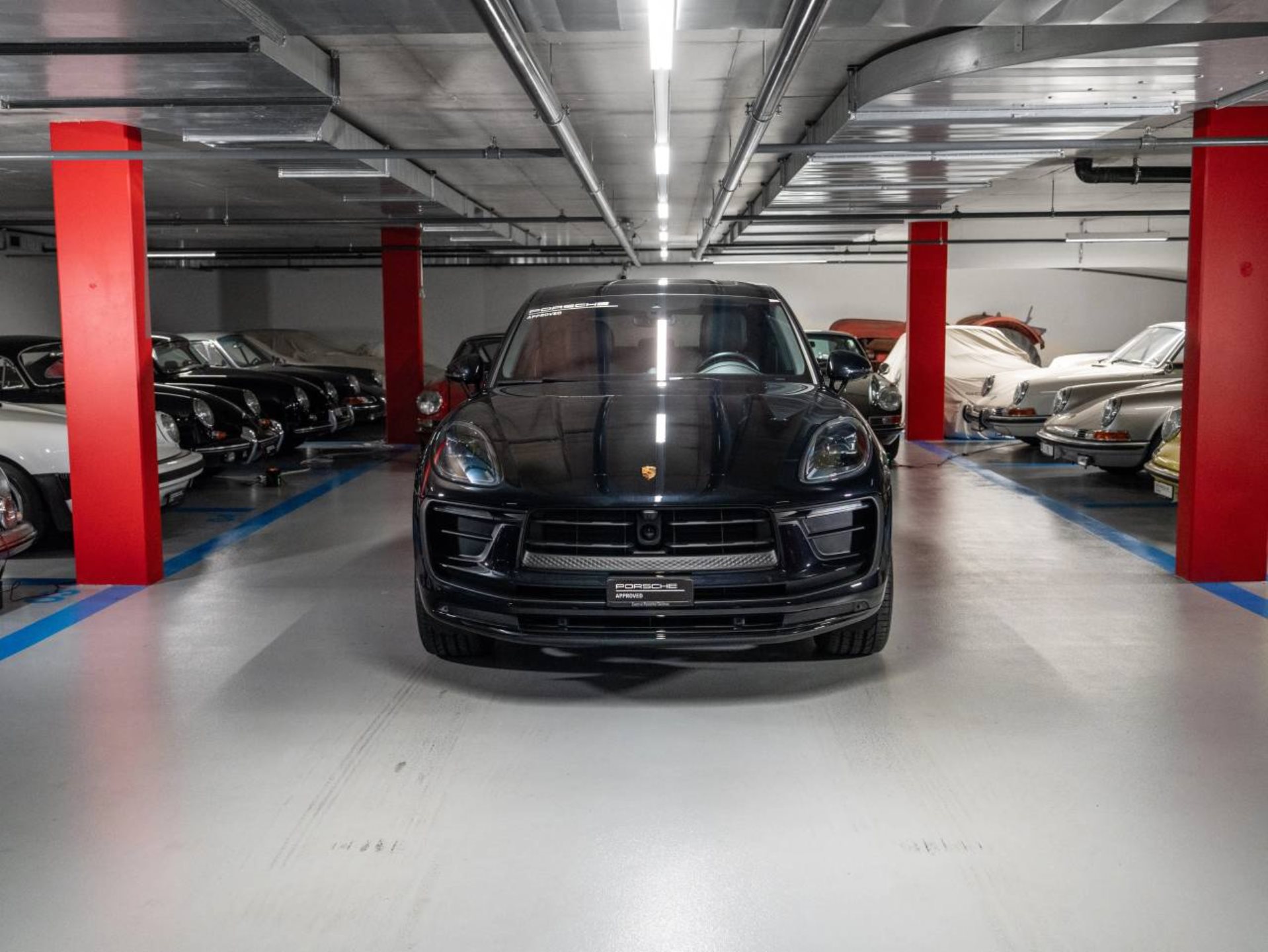 PORSCHE Macan (MY23)-showroom-element-1