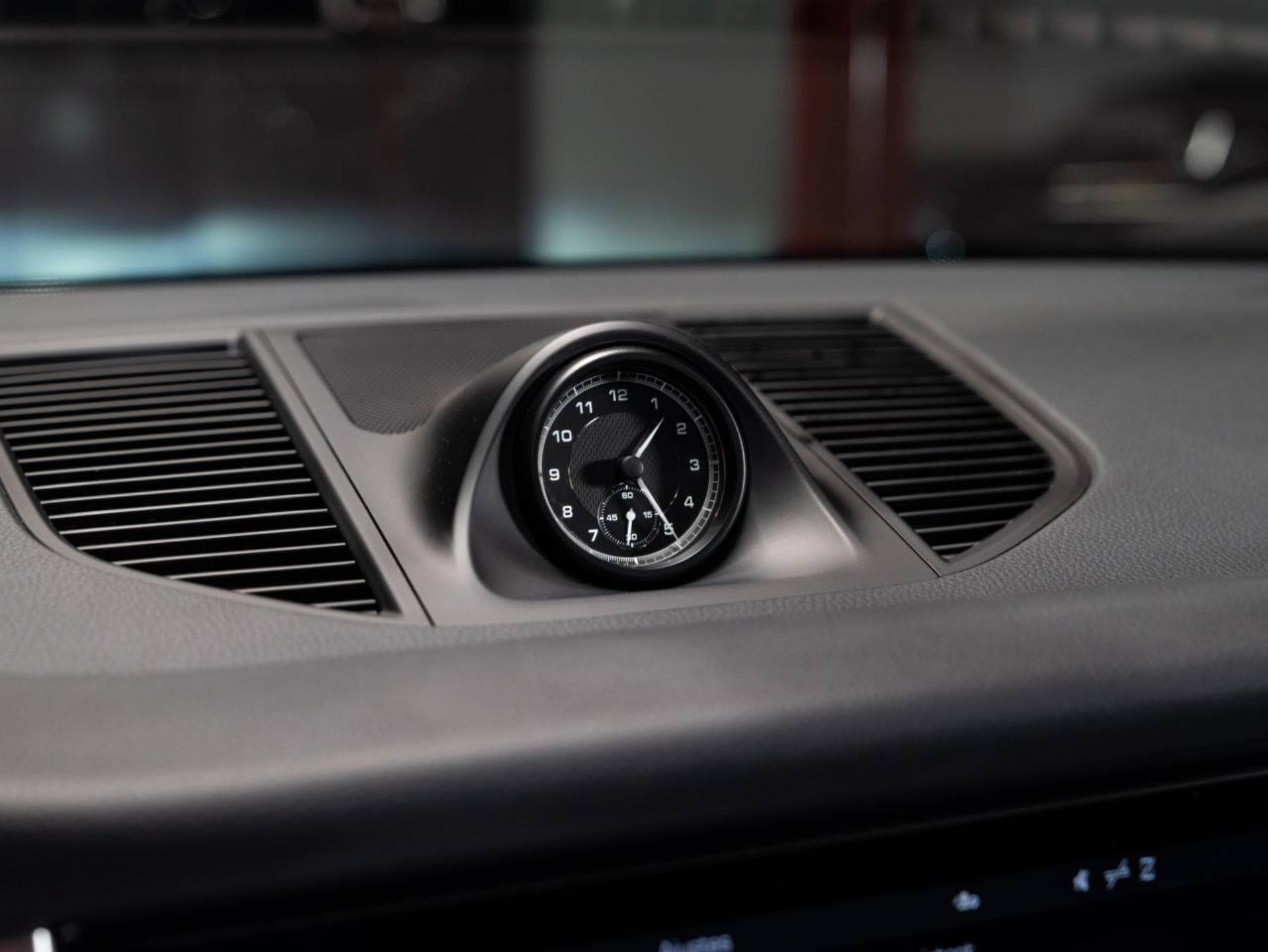 PORSCHE Macan (MY23)-image-9
