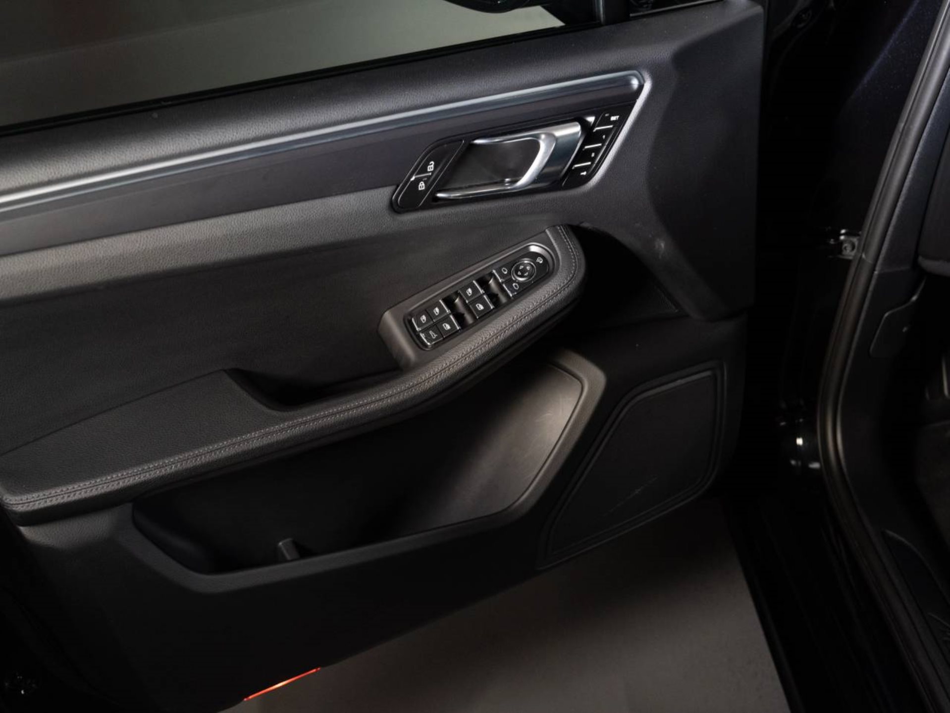 PORSCHE Macan (MY23)-image-16