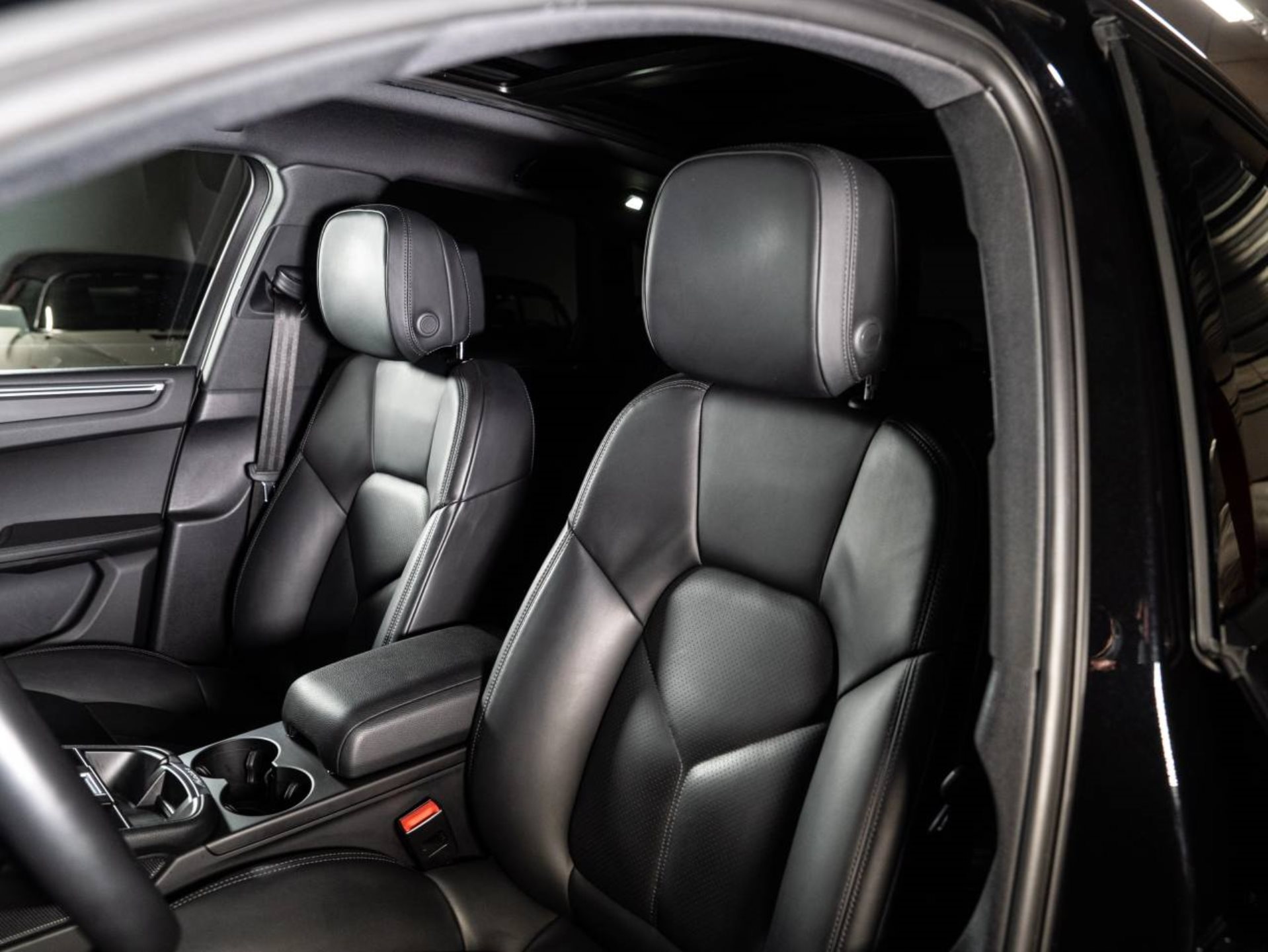 PORSCHE Macan (MY23)-image-4