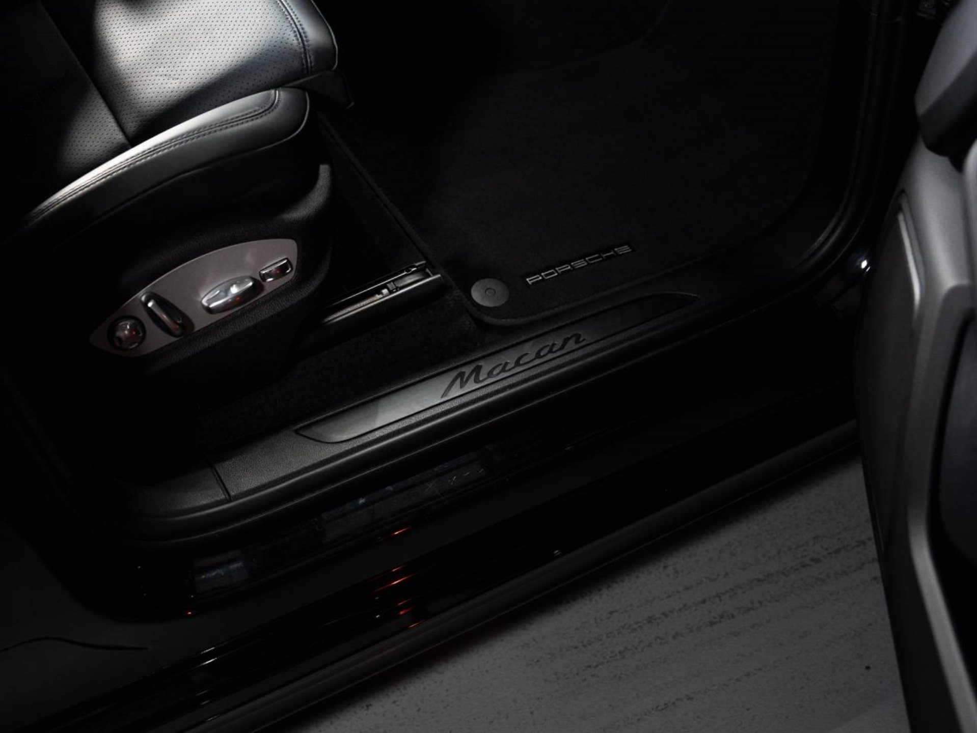 PORSCHE Macan (MY23)-image-17