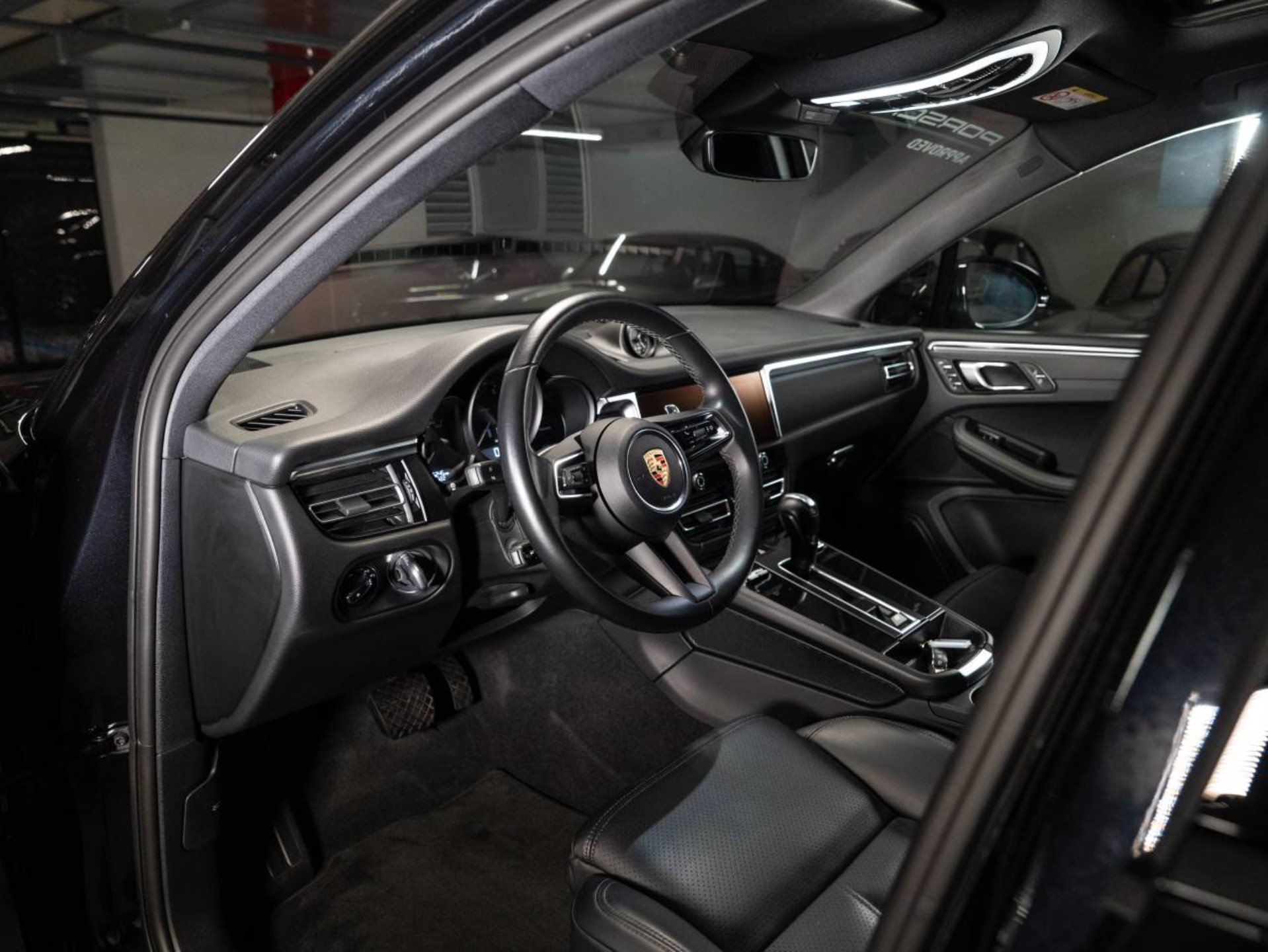 PORSCHE Macan (MY23)-showroom-element-3