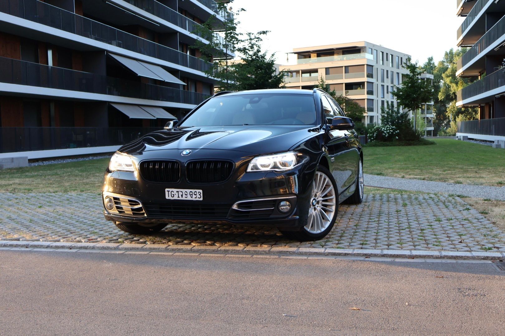 BMW 525 d Touring xDrive Luxury Line Steptronic-showroom-element-1