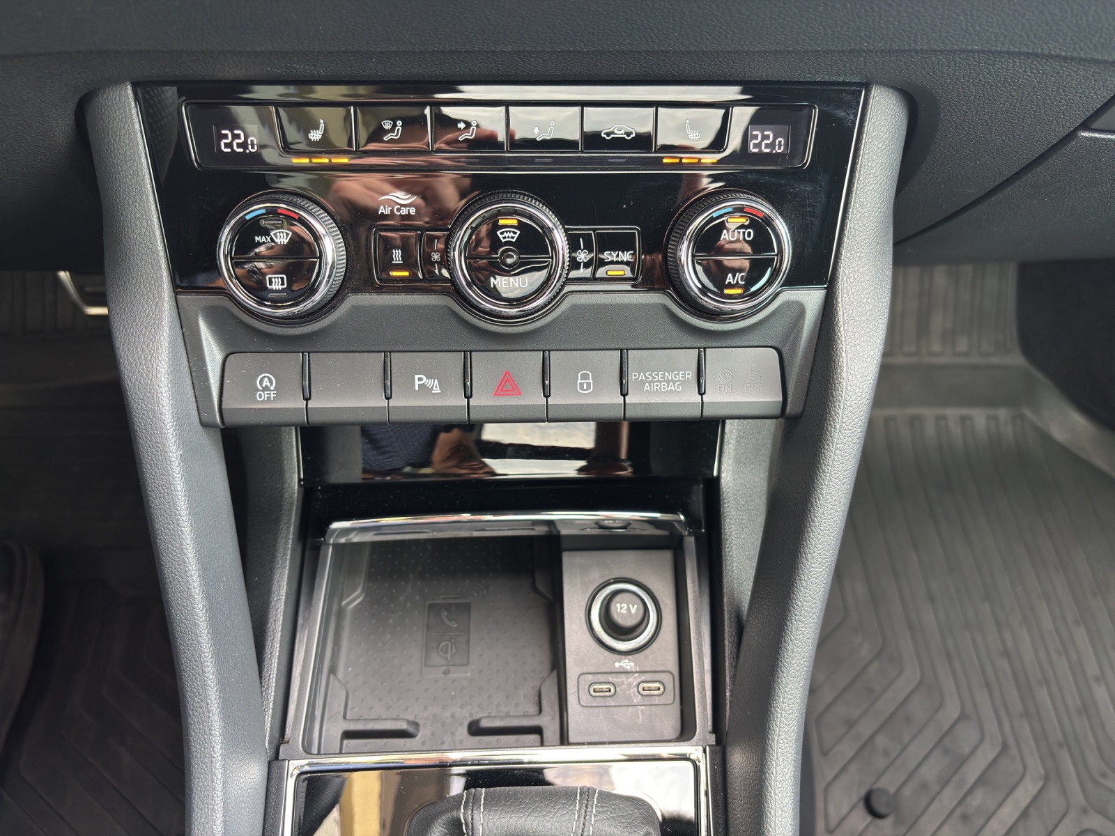 SKODA New Karoq 2.0 TSI SportLine 4x4 DSG mit Leder, Panorama Schiebedach & Standheizung-image-17