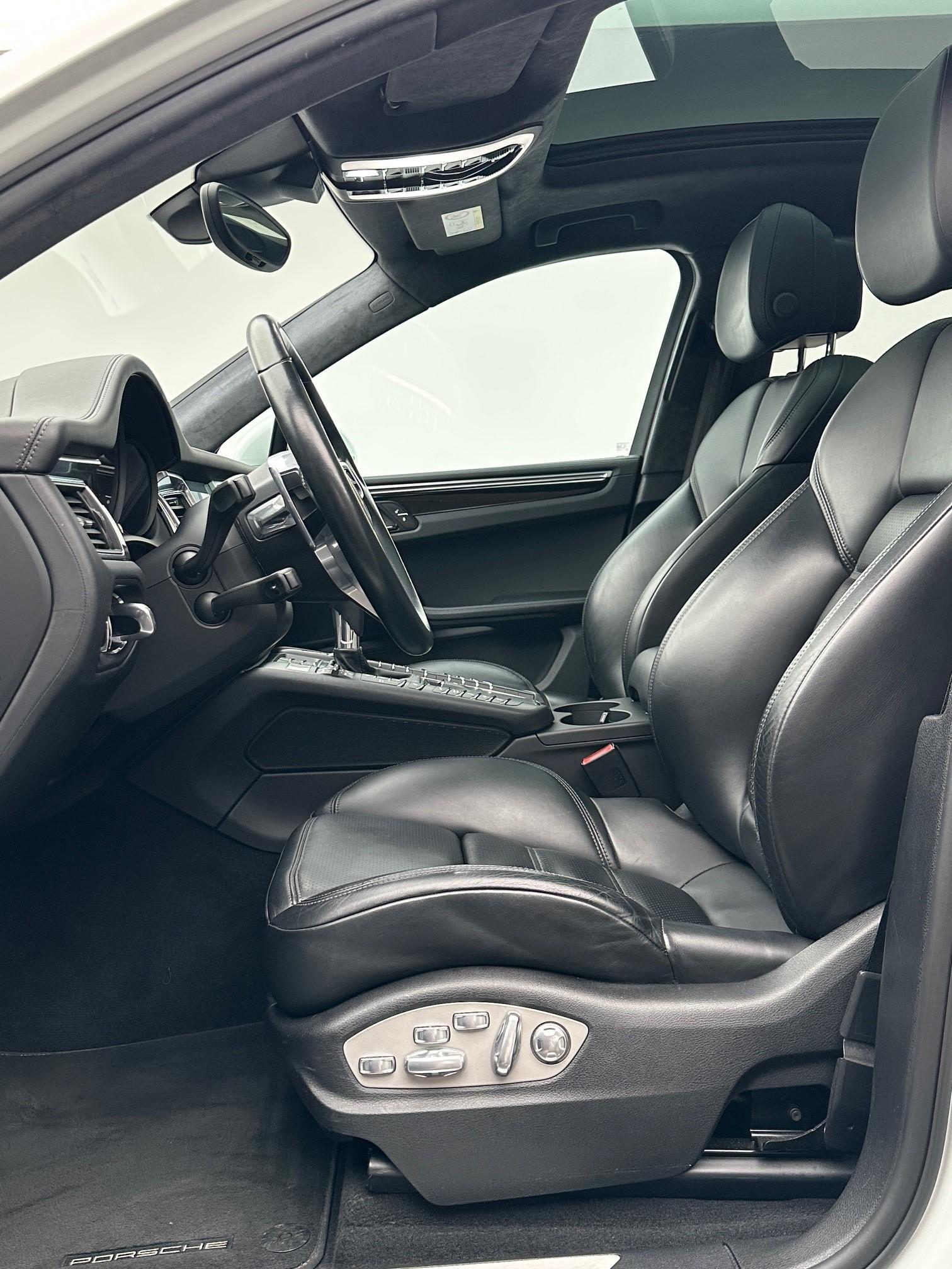 PORSCHE Macan 3.6 V6 Turbo Performance-showroom-element-3
