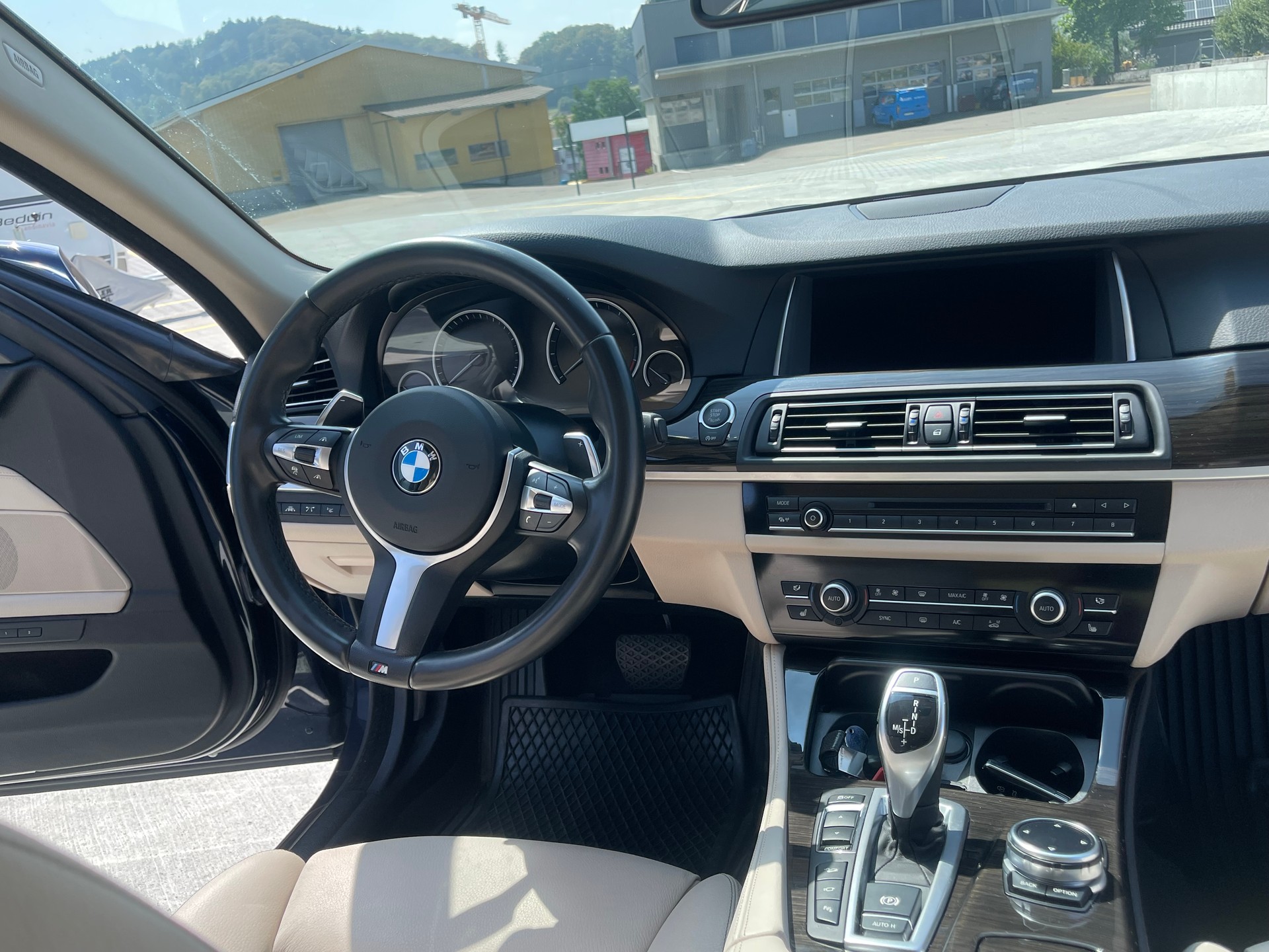 BMW 528i xDrive SAG-image-2