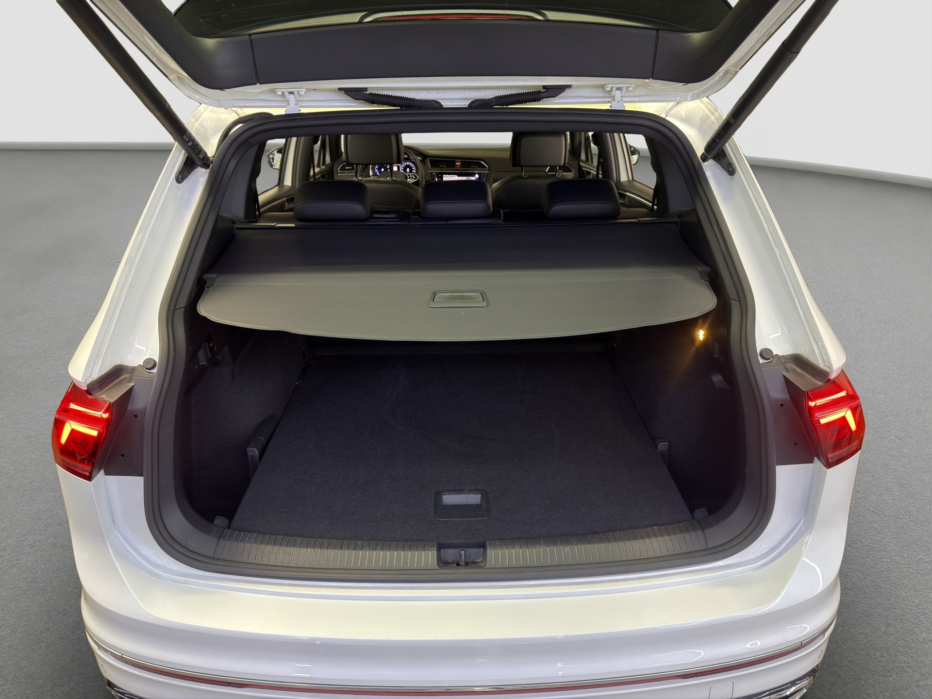 VW Tiguan Allspace 2.0TSI R-Line 4Motion DSG-image-34