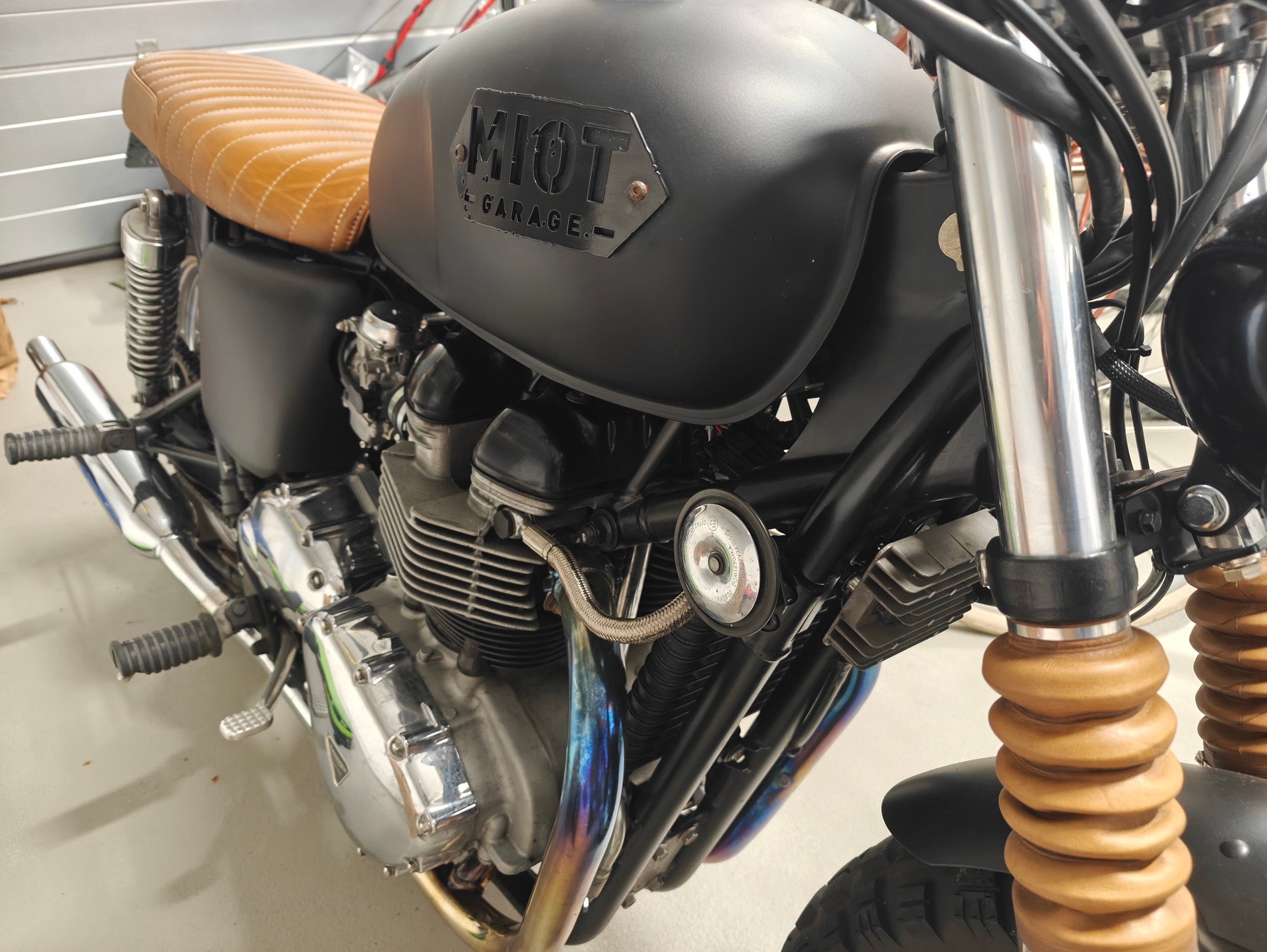 TRIUMPH Bonneville 900 T100-image-4