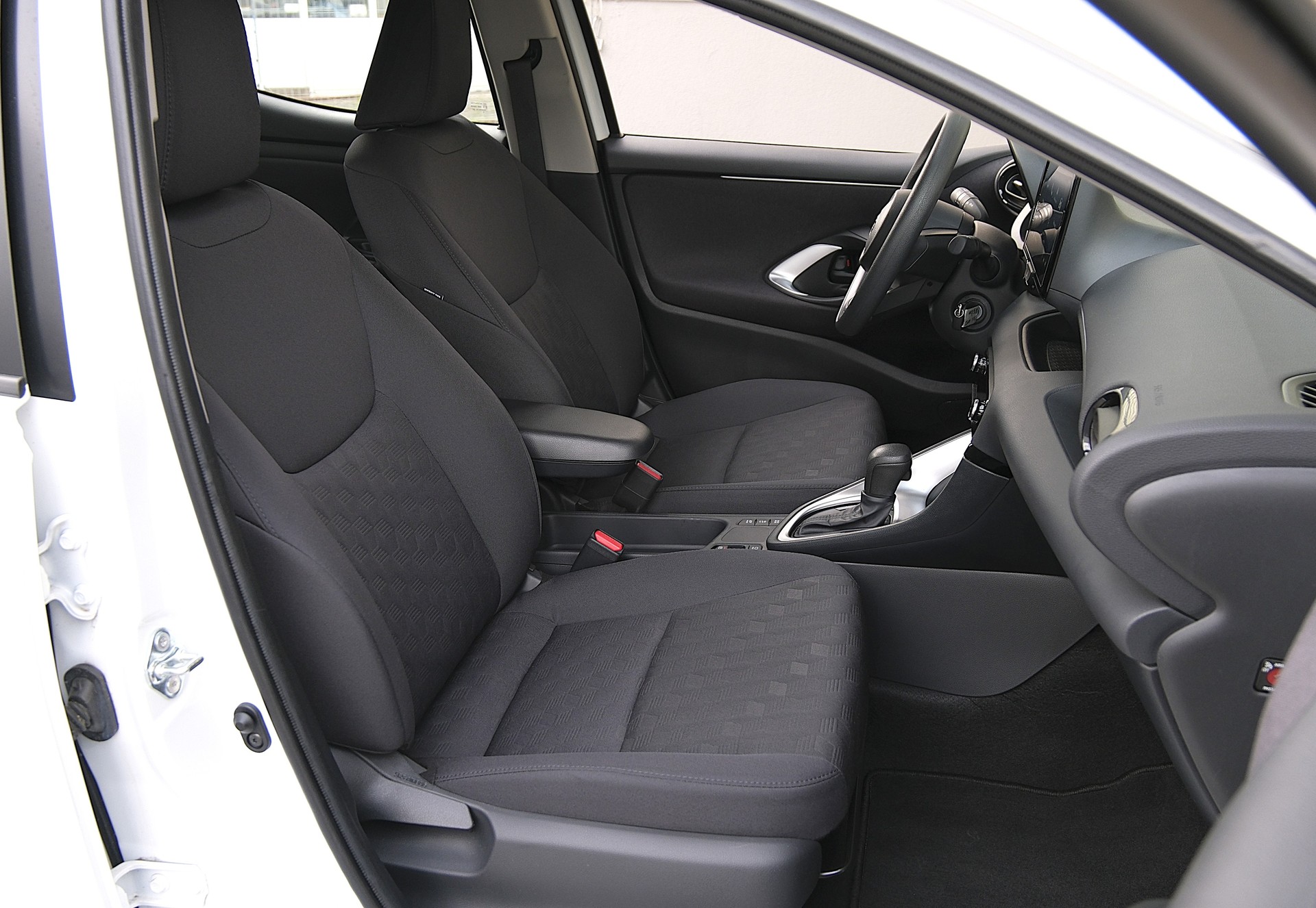 TOYOTA Yaris 1.5 Comfort e-CVT-image-13