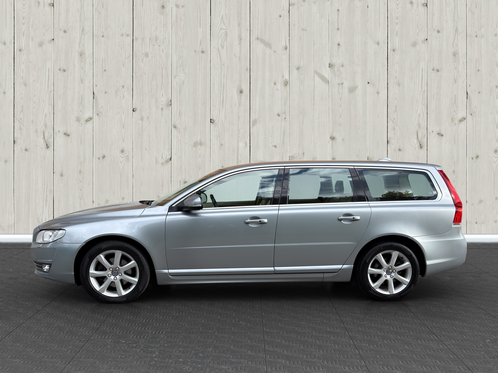 VOLVO V70 D4 Momentum Dynamic Edition-image-3