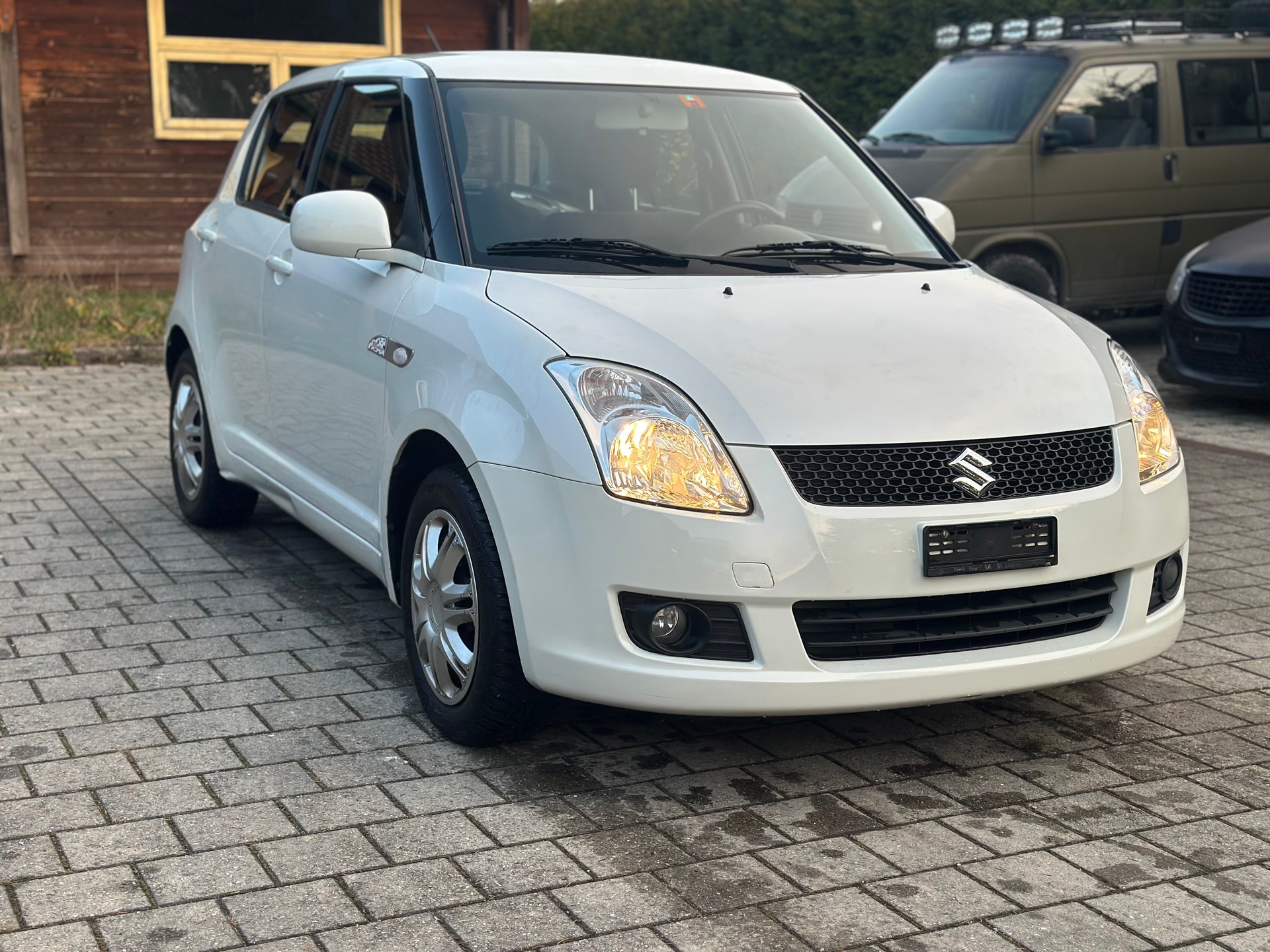SUZUKI Swift 1.3i 16V GL Top 4x4-showroom-element-1