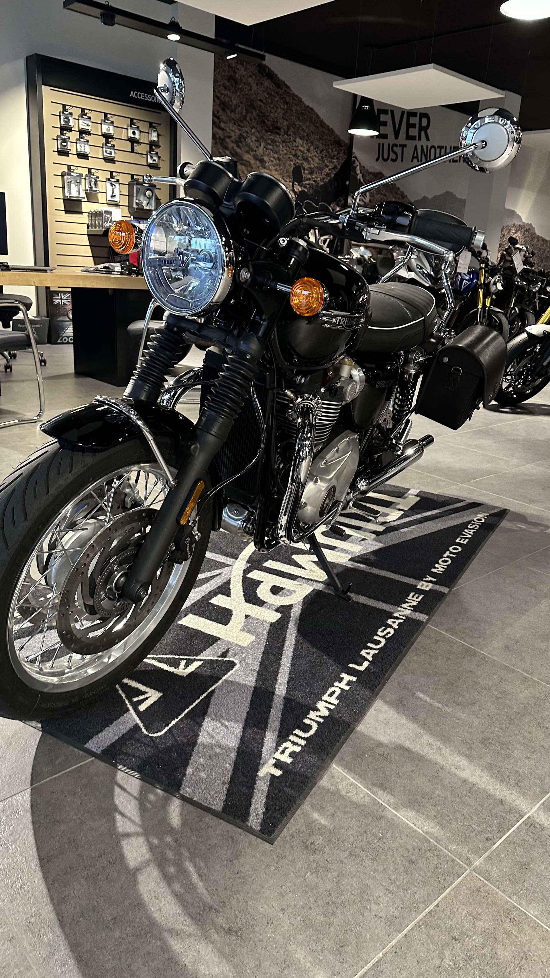 TRIUMPH Bonneville T120-image-2