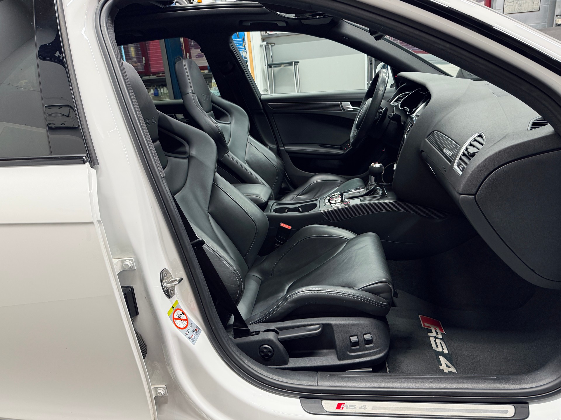 AUDI RS4 Avant 4.2 FSI V8 quattro S-tronic „Ibisweiss“ / F1 Sitze / Audi Exclusive / Vollausstattung-image-13