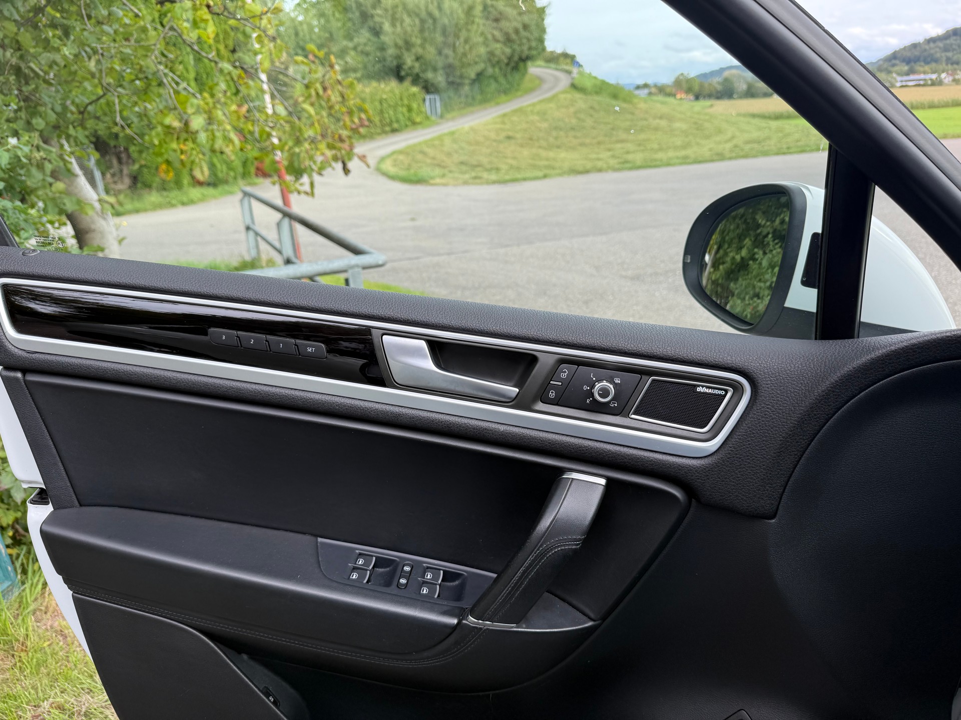 VW Touareg 3.0 TSI Hybrid Edition X Tiptronic-image-13