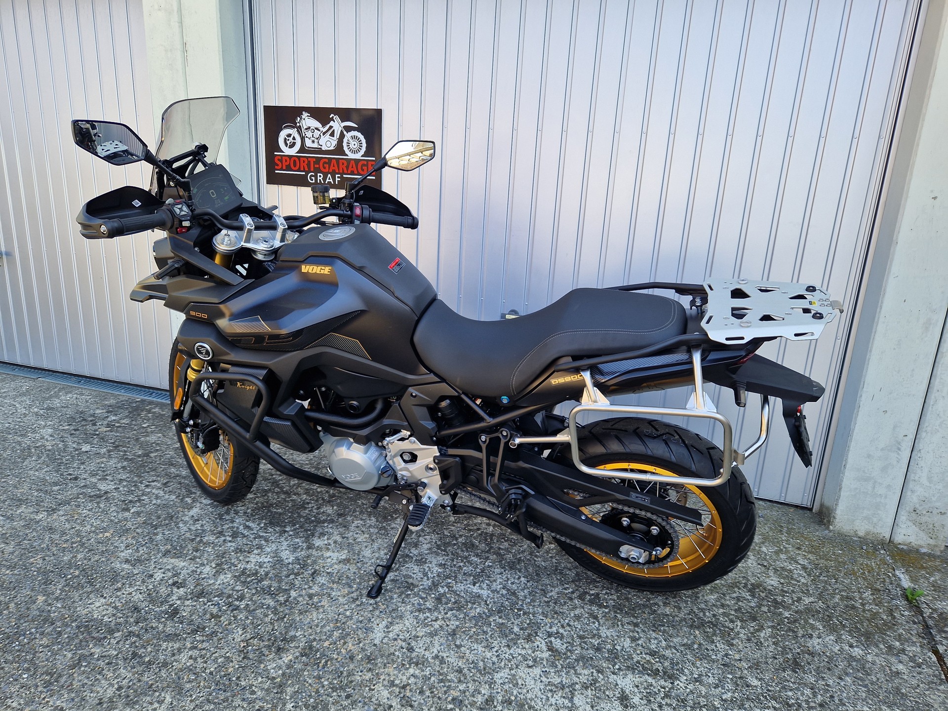 VOGE Black Knight-showroom-element-3