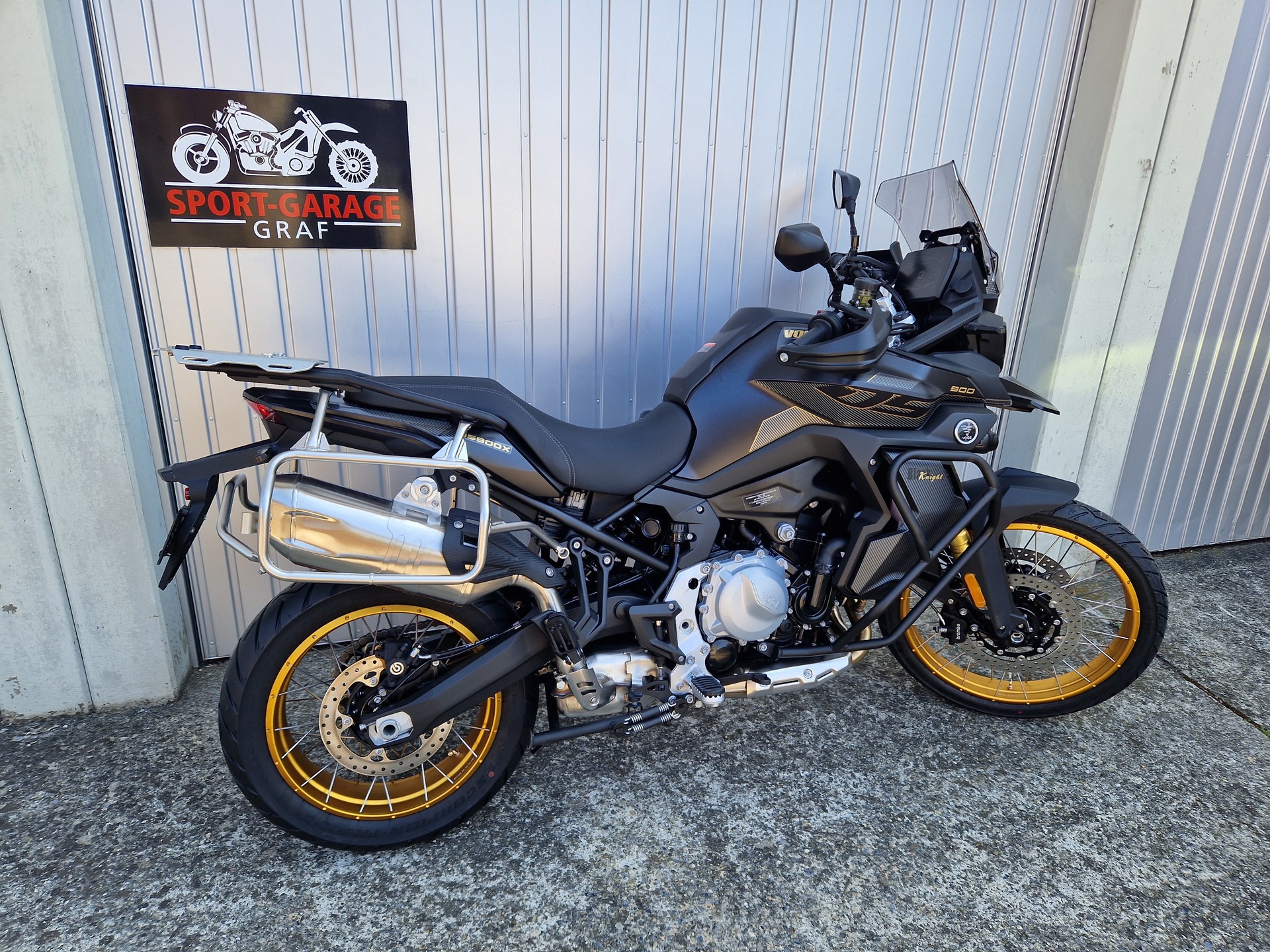 VOGE Black Knight-showroom-element-1
