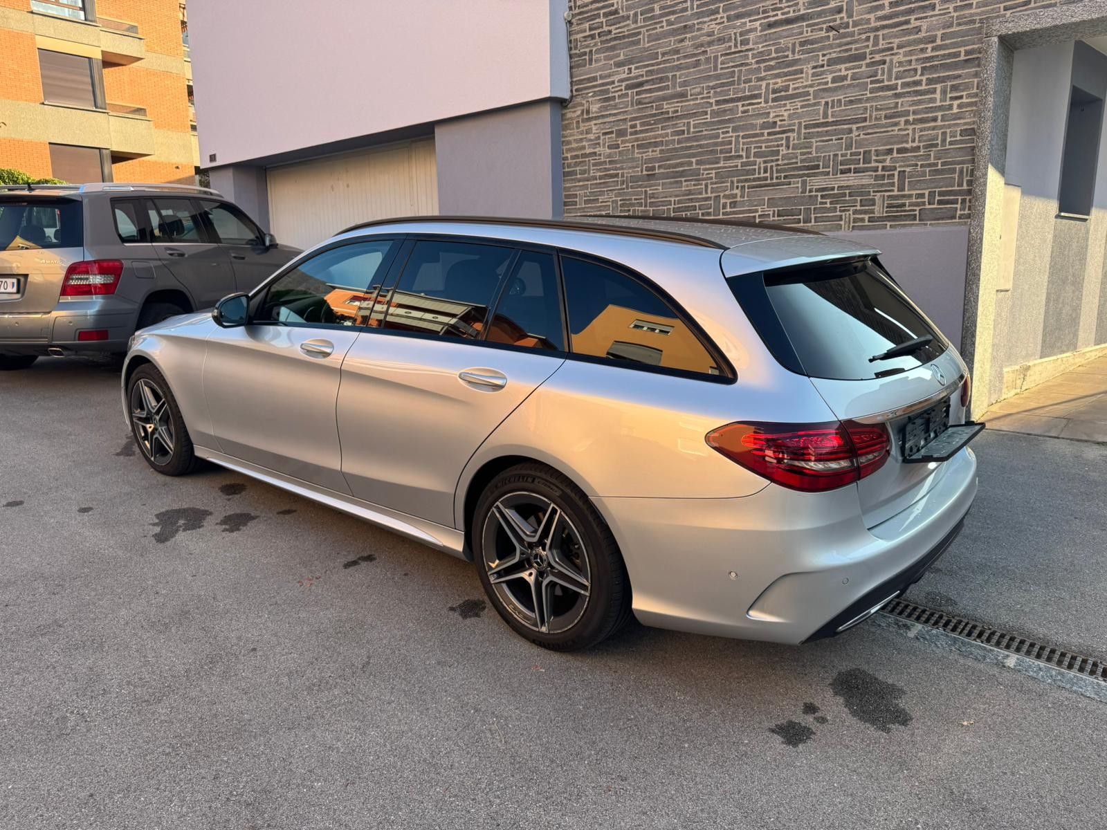 MERCEDES-BENZ C 220 d Swiss Star AMG Line 4M 9G-Tronic-image-4