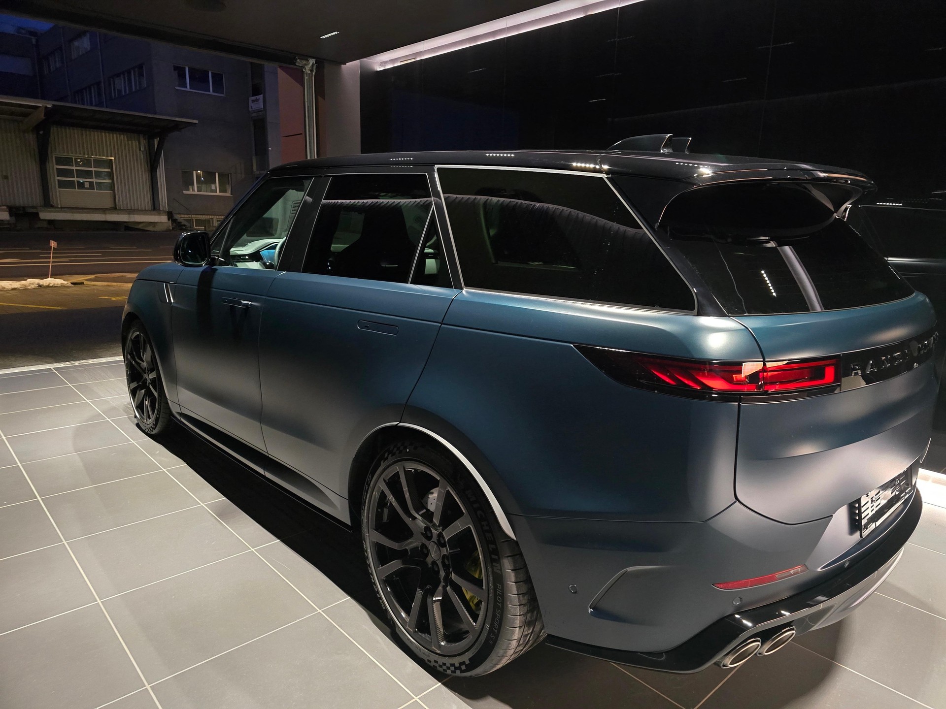 LAND ROVER Range Rover Sport 4.4 V8 SV-image-4